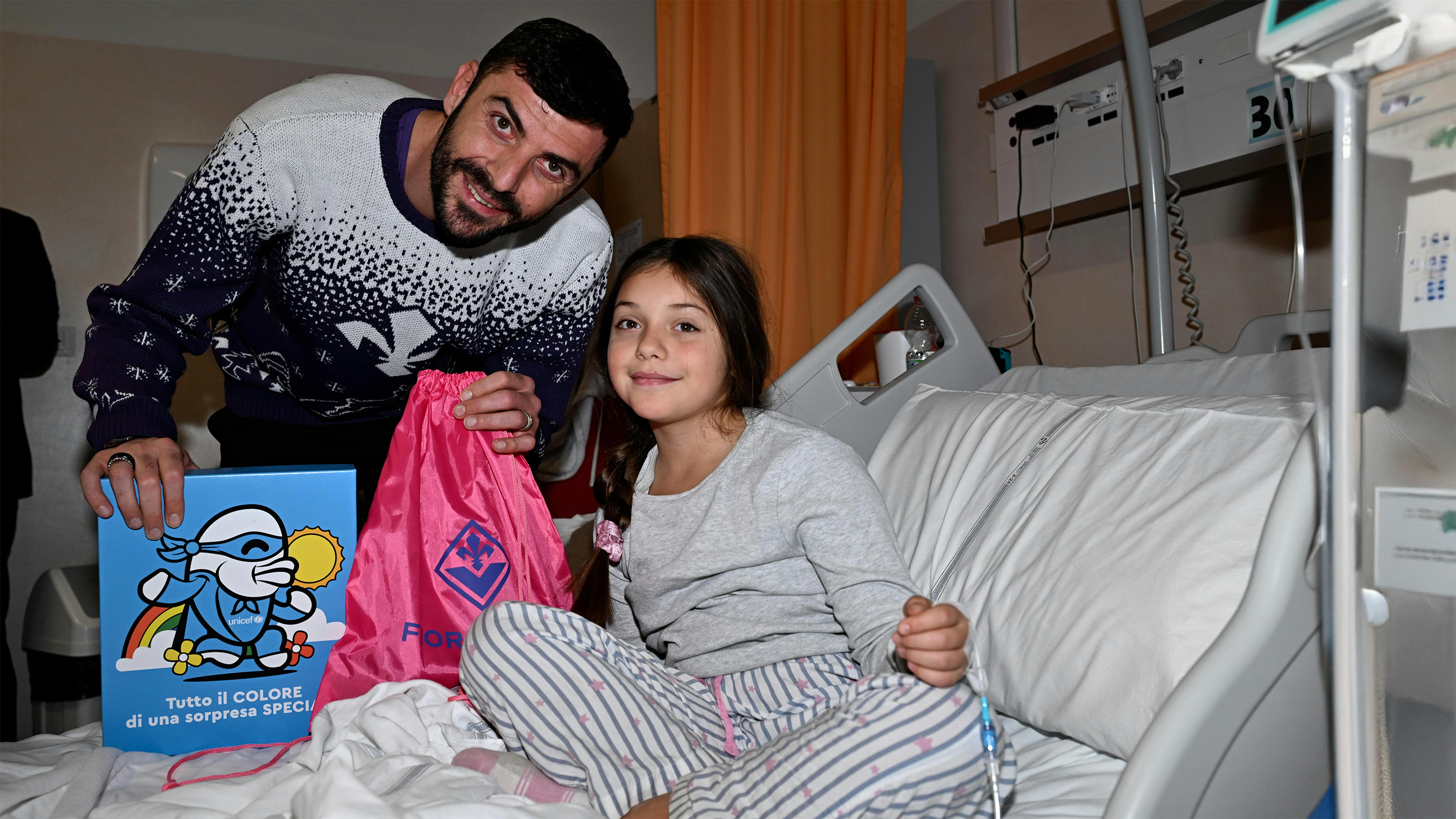 Il portiere viola Pietro Terracciano consegna il regalo sospeso a una bambina ospite presso l’Ospedale Santa Maria Annunziata di Bagno a Ripoli