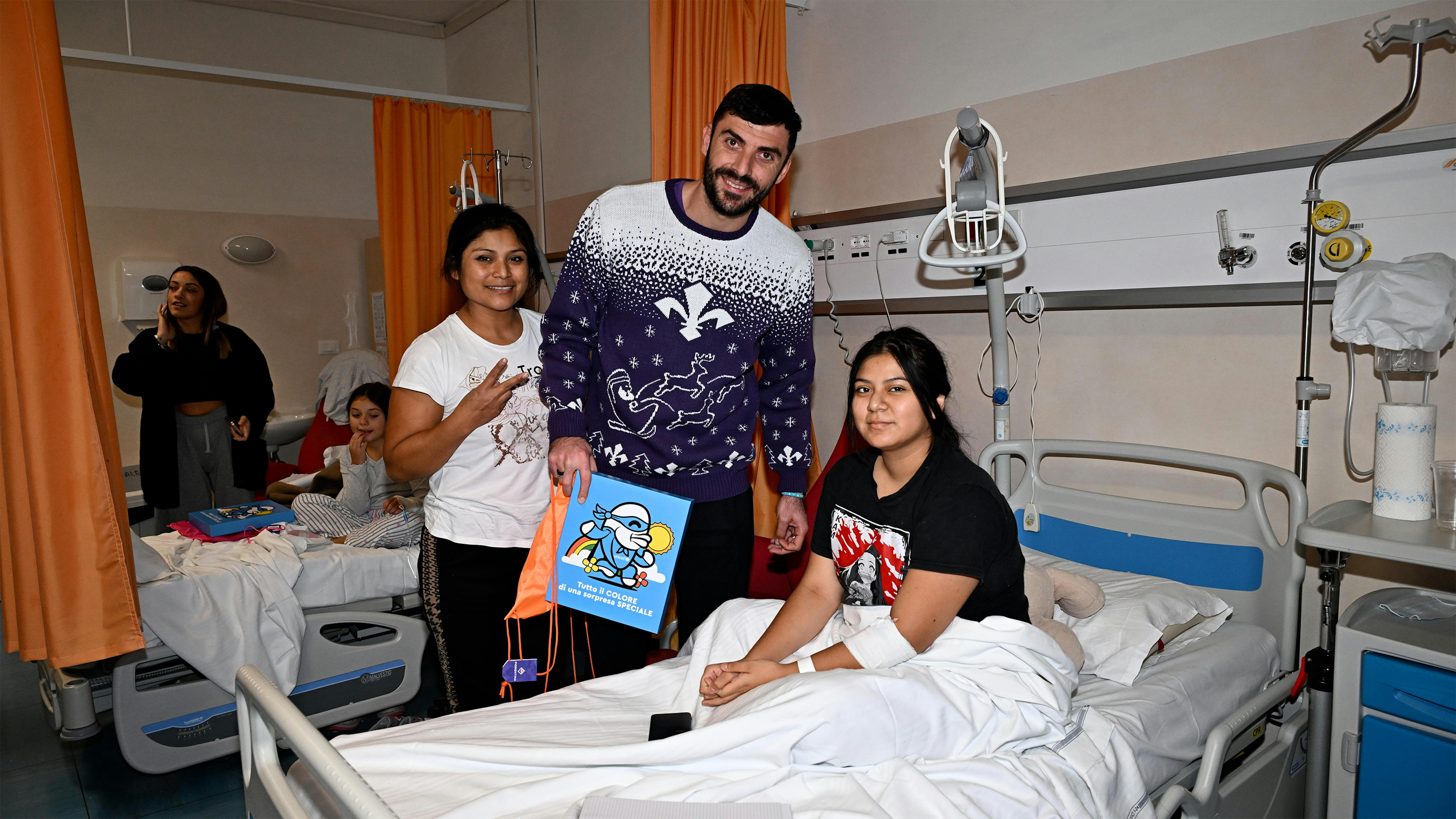 Il portiere viola Pietro Terracciano consegna il regalo sospeso a una mamma e una bambina ospite presso l’Ospedale Santa Maria Annunziata di Bagno a Ripoli