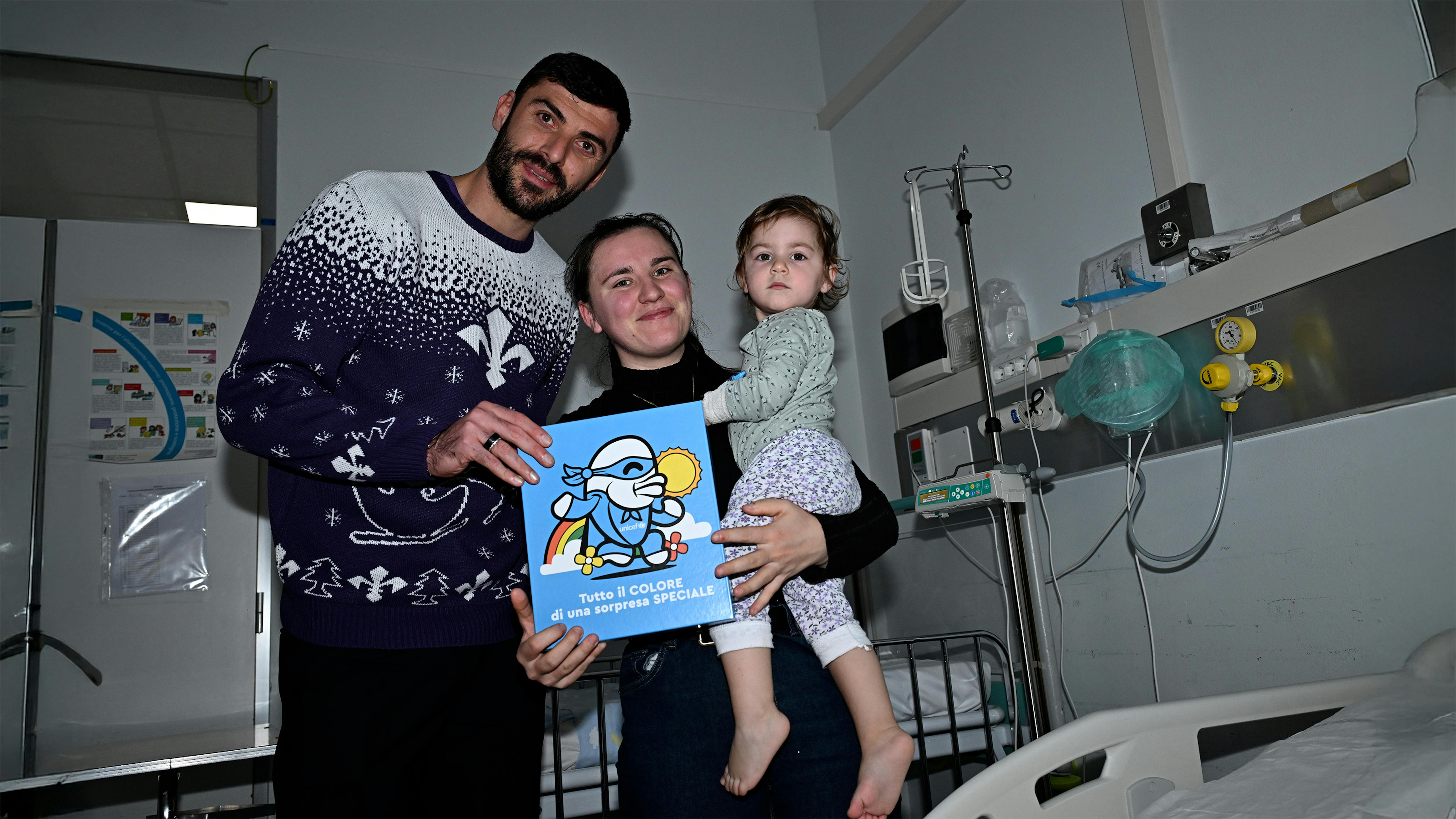 Il portiere viola Pietro Terracciano consegna il regalo sospeso a una mamma e una bambina ospite presso l’Ospedale Santa Maria Annunziata di Bagno a Ripoli