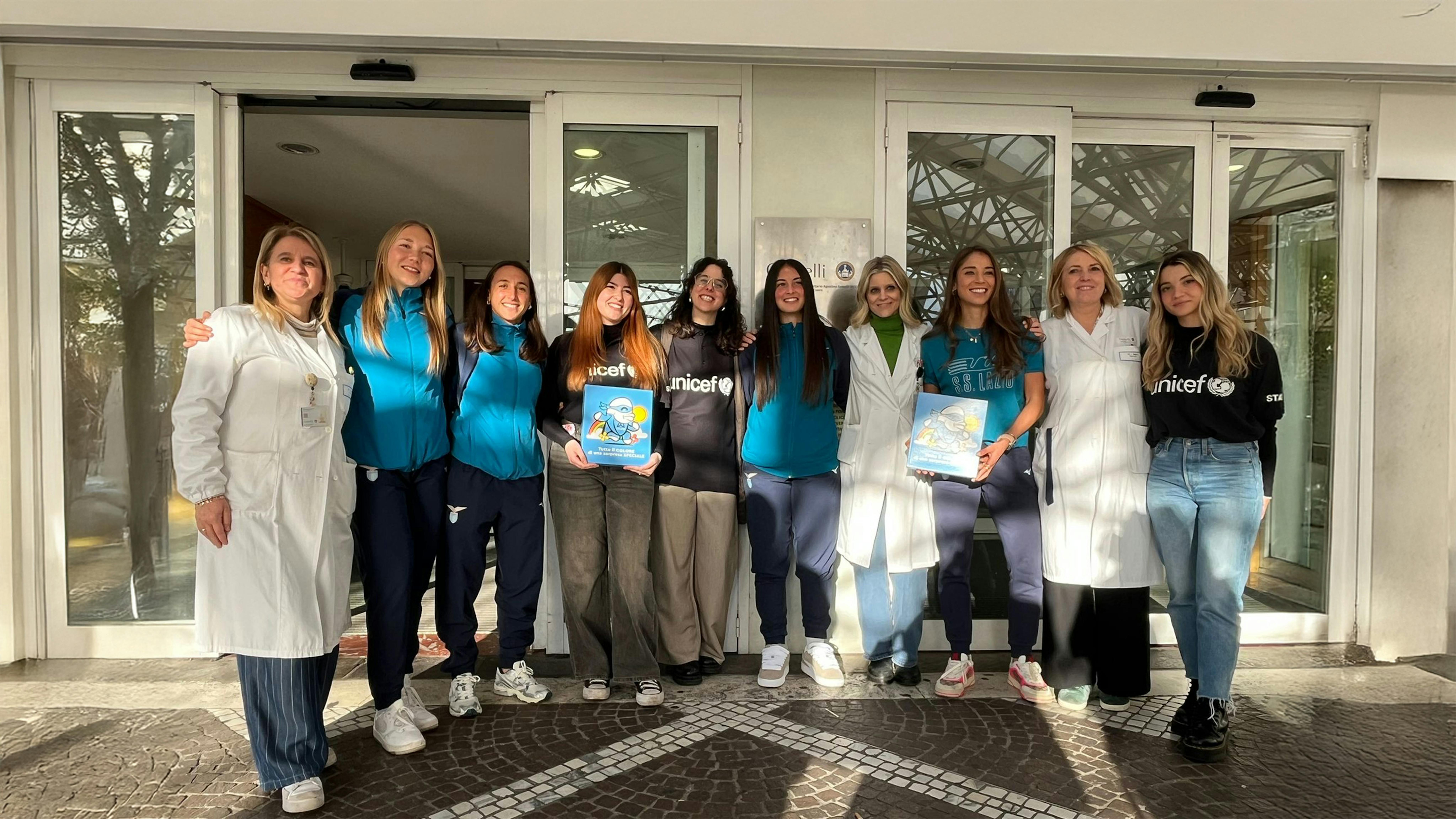Staff medico, volontari Younicef e le giocatrici della SS Lazio Women in posa con il Regalo Sospeso pressoil Policlinico Universitario Agostino Gemelli