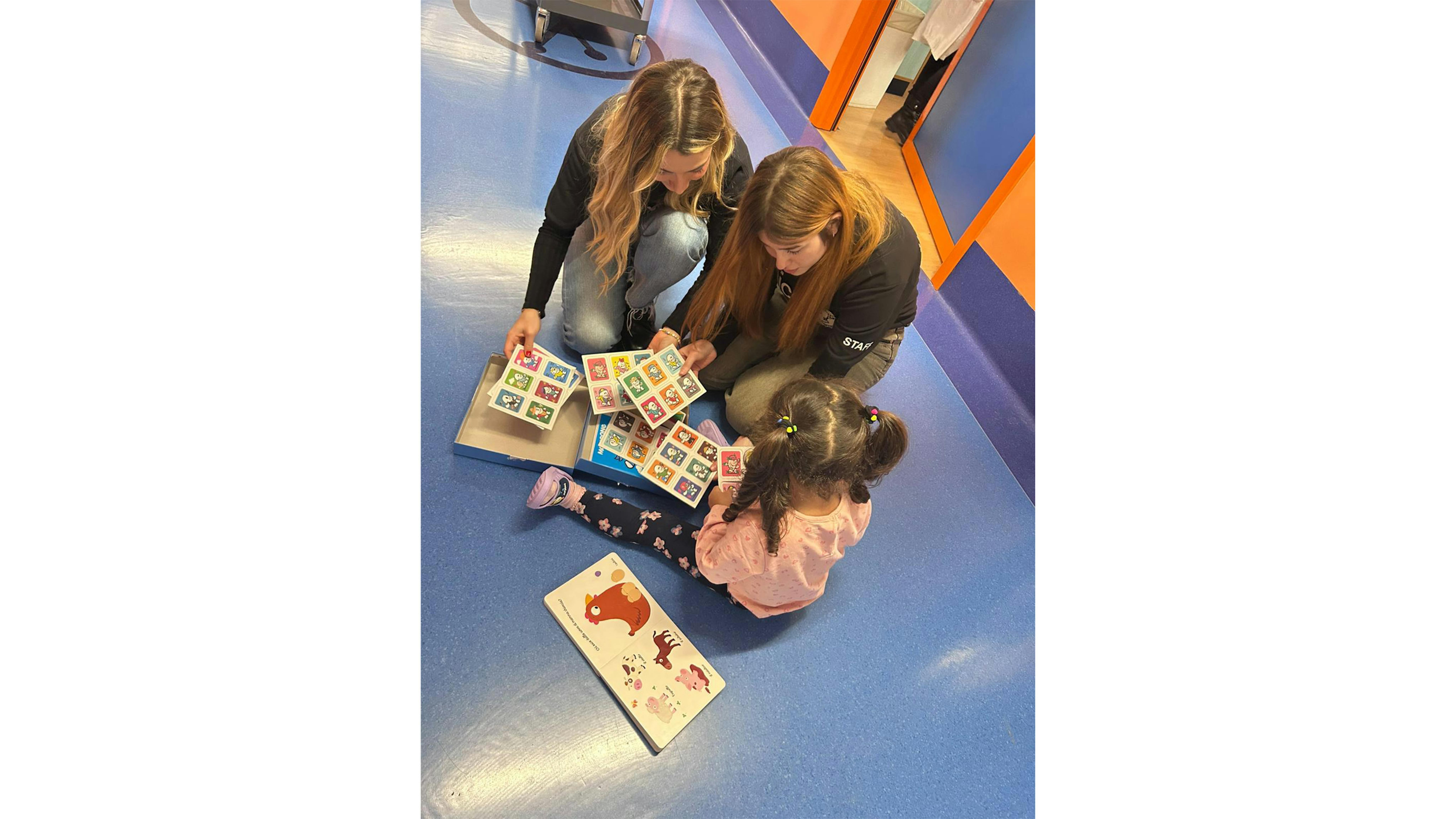 Anna Chiara e Melanie, due volontarie del servizio civile, con ua bambina ospite dell Policlinico Gemelli durante la consegna del Regalo Sospeso