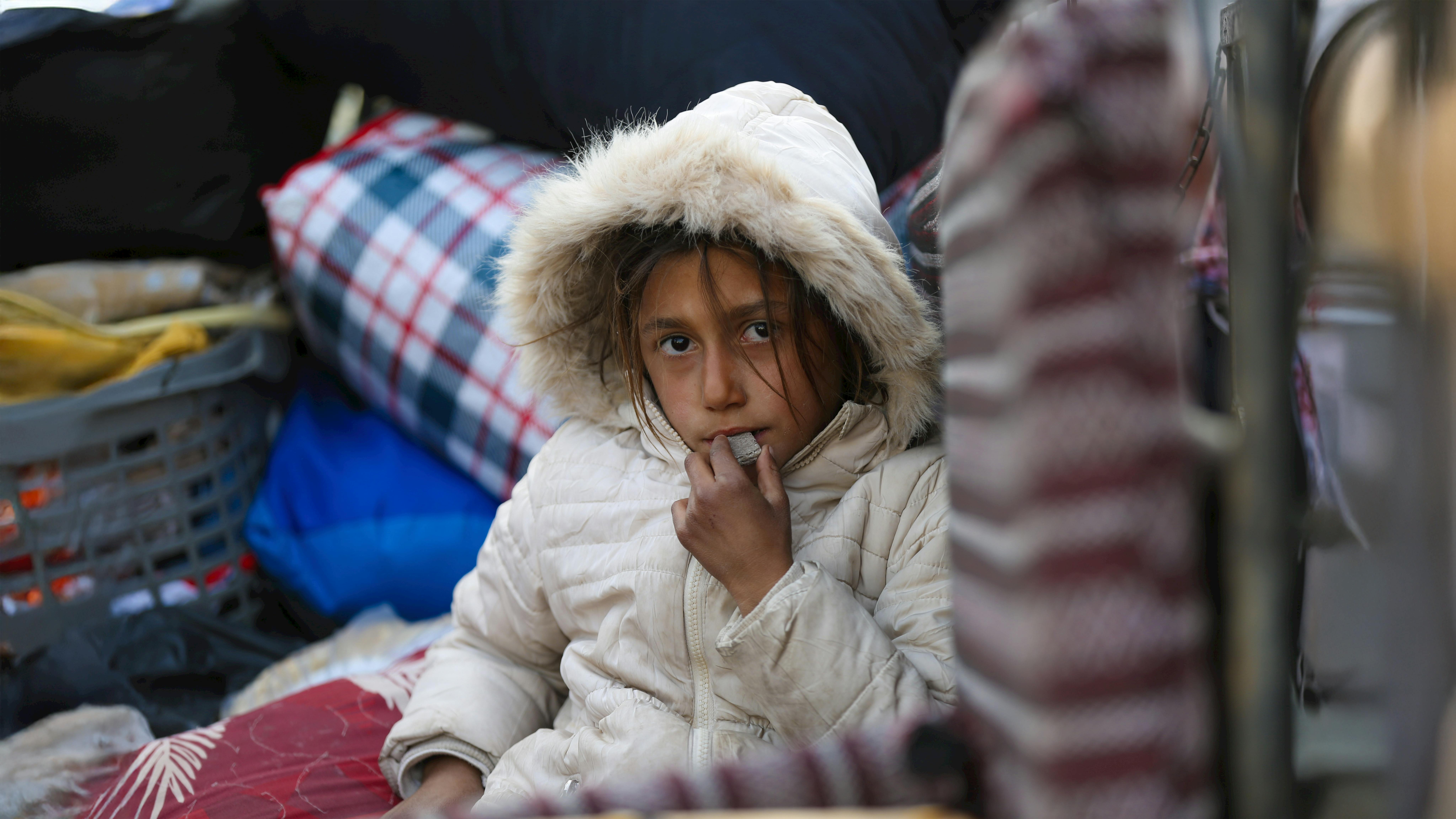 Siria - Una bambina della famiglia appena arrivata in un centro di accoglienza nella città di Ar-Raqqa, in Siria, il 4 dicembre 2024, fuggita dall'escalation di violenza ad Aleppo