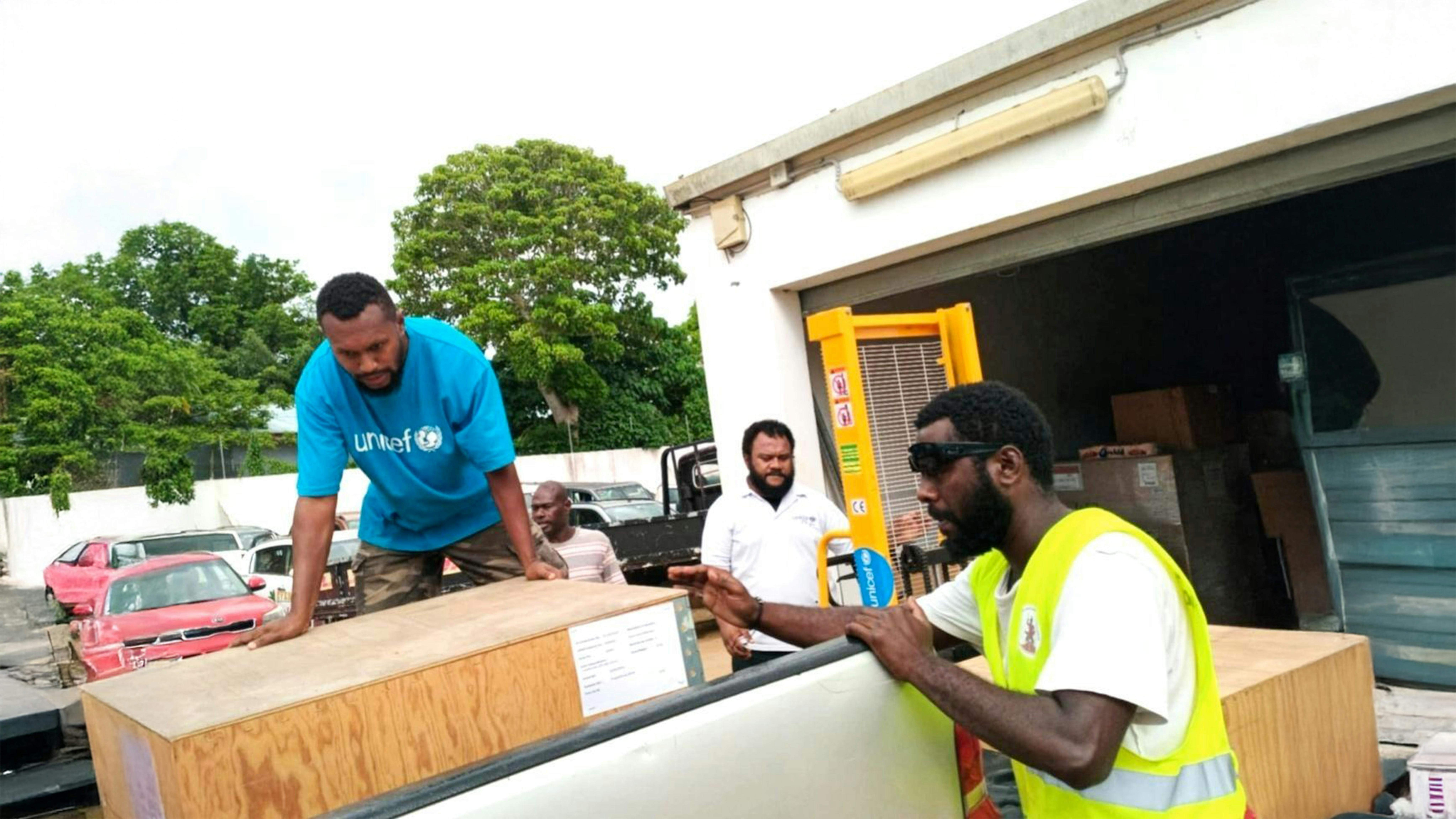 Vanuatu, sono state consegnate all'ospedale centrale di Vila delle cisterne sostenute dall'UNICEF per garantire un accesso continuo all'approvvigionamento di acqua pulita.