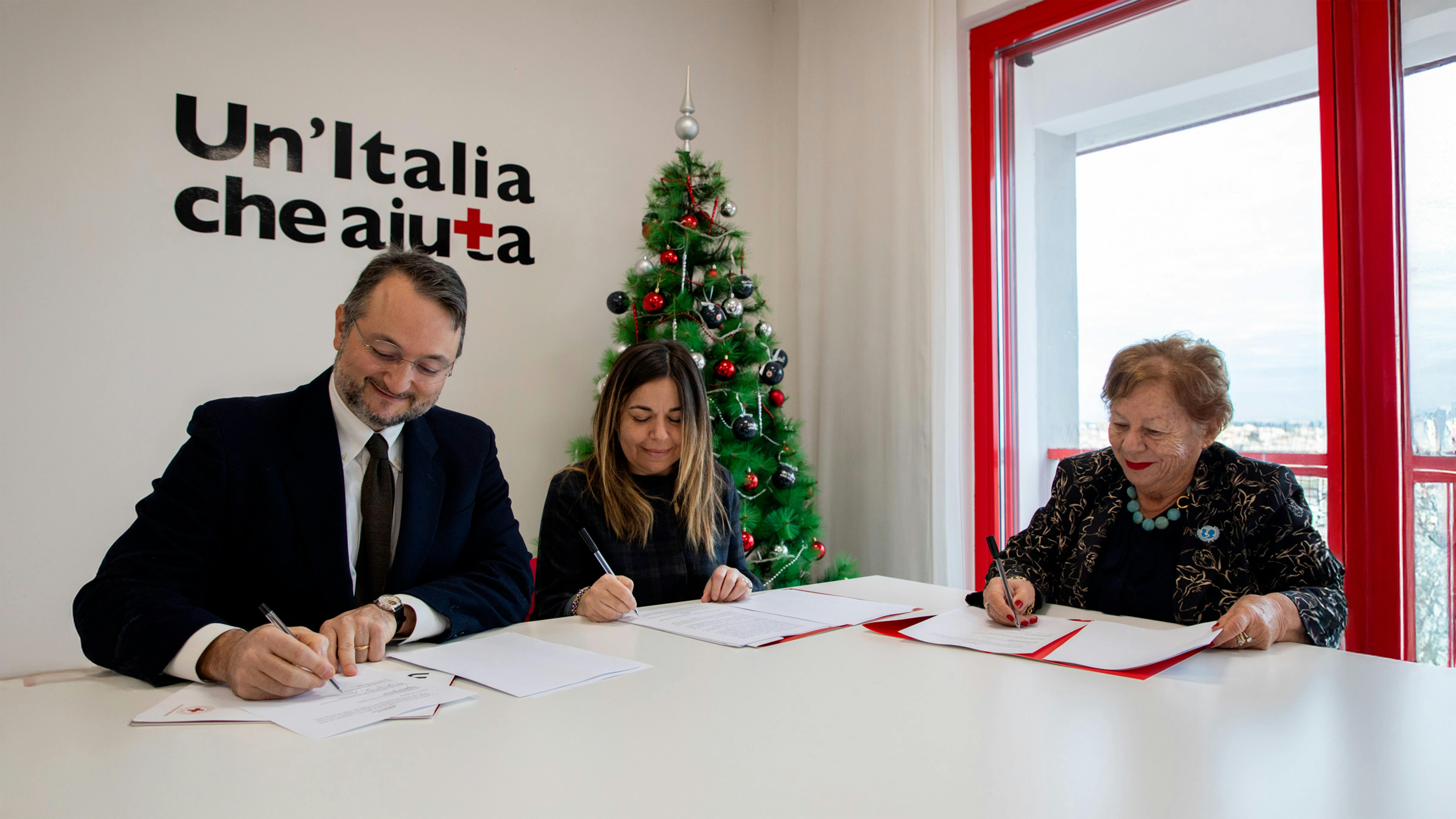 Un momento della firma del Protocollo tra CRI e UNICEF Italia. Da sinistra, il Coordinatore della Risposta UNICEF in Italia, Nicola Dell’Arciprete, il Vice Presidente della Croce Rossa Italiana, Debora Diodati e la Presidente dell’UNICEF Italia, Carmela Pace