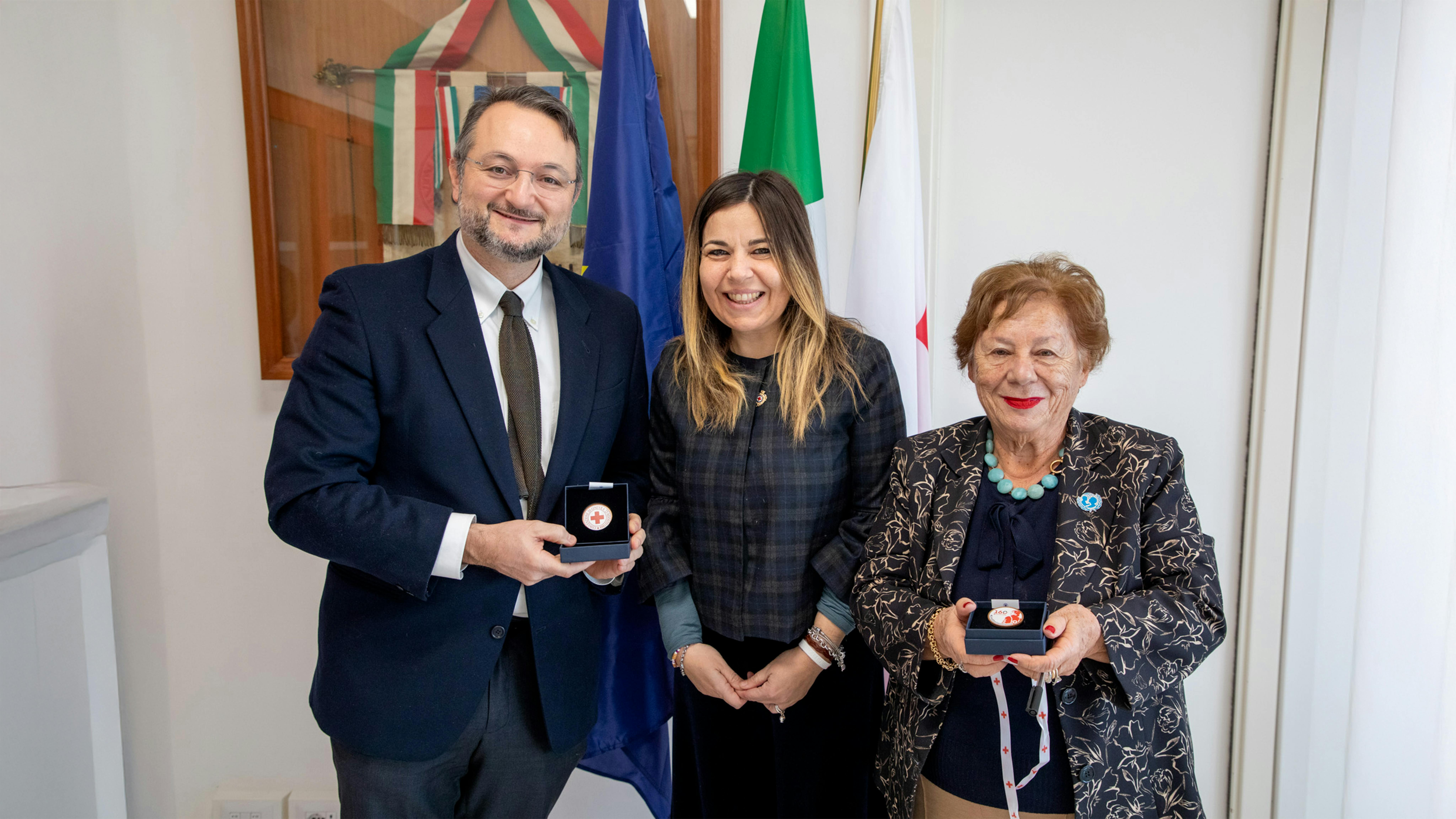 Da sinistra, il Coordinatore della Risposta UNICEF in Italia, Nicola Dell’Arciprete, il Vice Presidente della Croce Rossa Italiana, Debora Diodati e la Presidente dell’UNICEF Italia, Carmela Pace