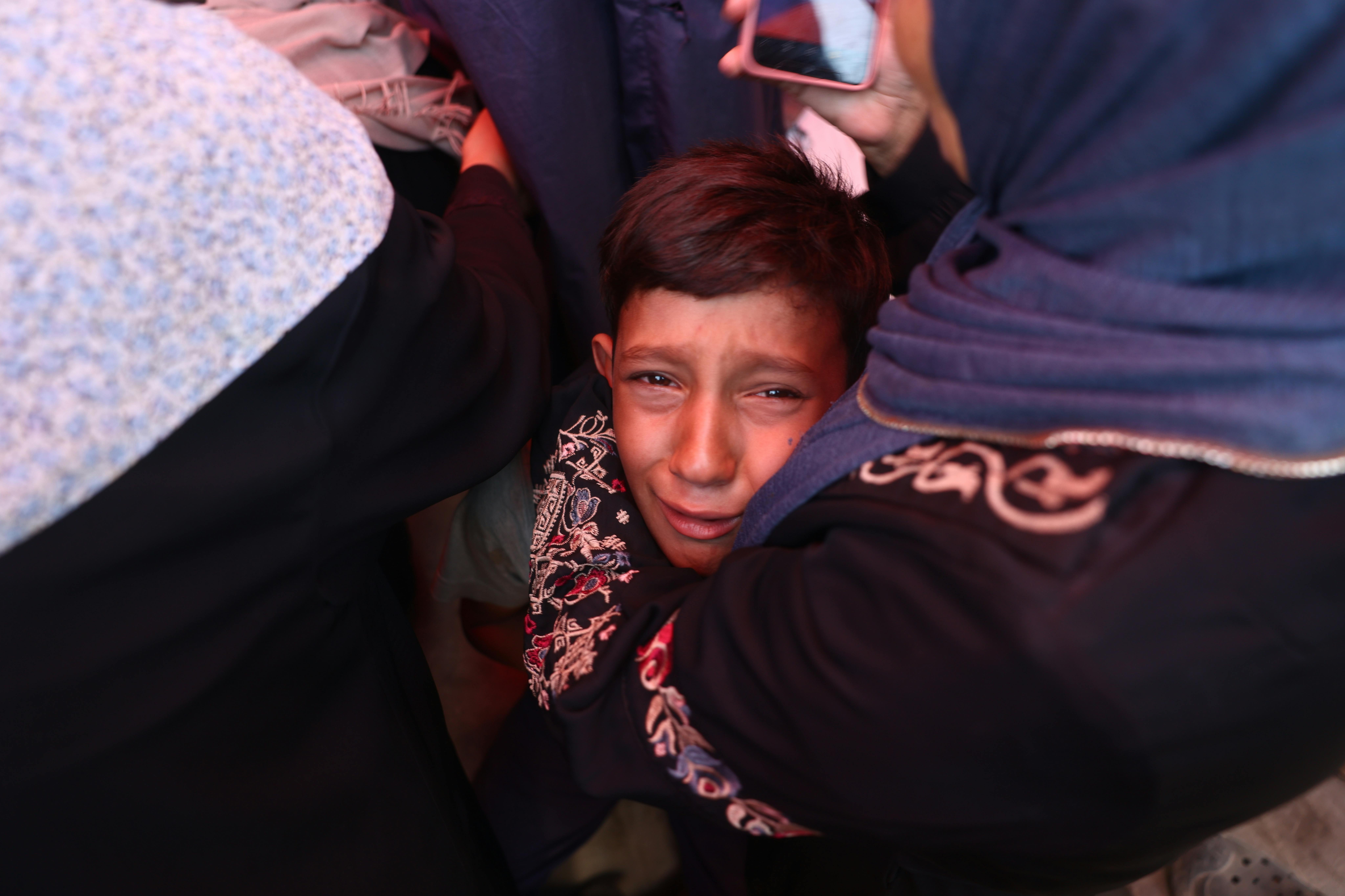 Conseguenze dell'attacco aereo alla scuola Rufaida a Deir Al Balah, Gaza, il 10 ottobre 2024. La scuola era stata trasformata in un rifugio per sfollati interni e ospitava anche un centro di cura per la malnutrizione, dove genitori e bambini erano in coda quando l'attacco aereo ha colpito, uccidendone molti. Sono stati uccisi anche due operatori sanitari di un partner dell'UNICEF.