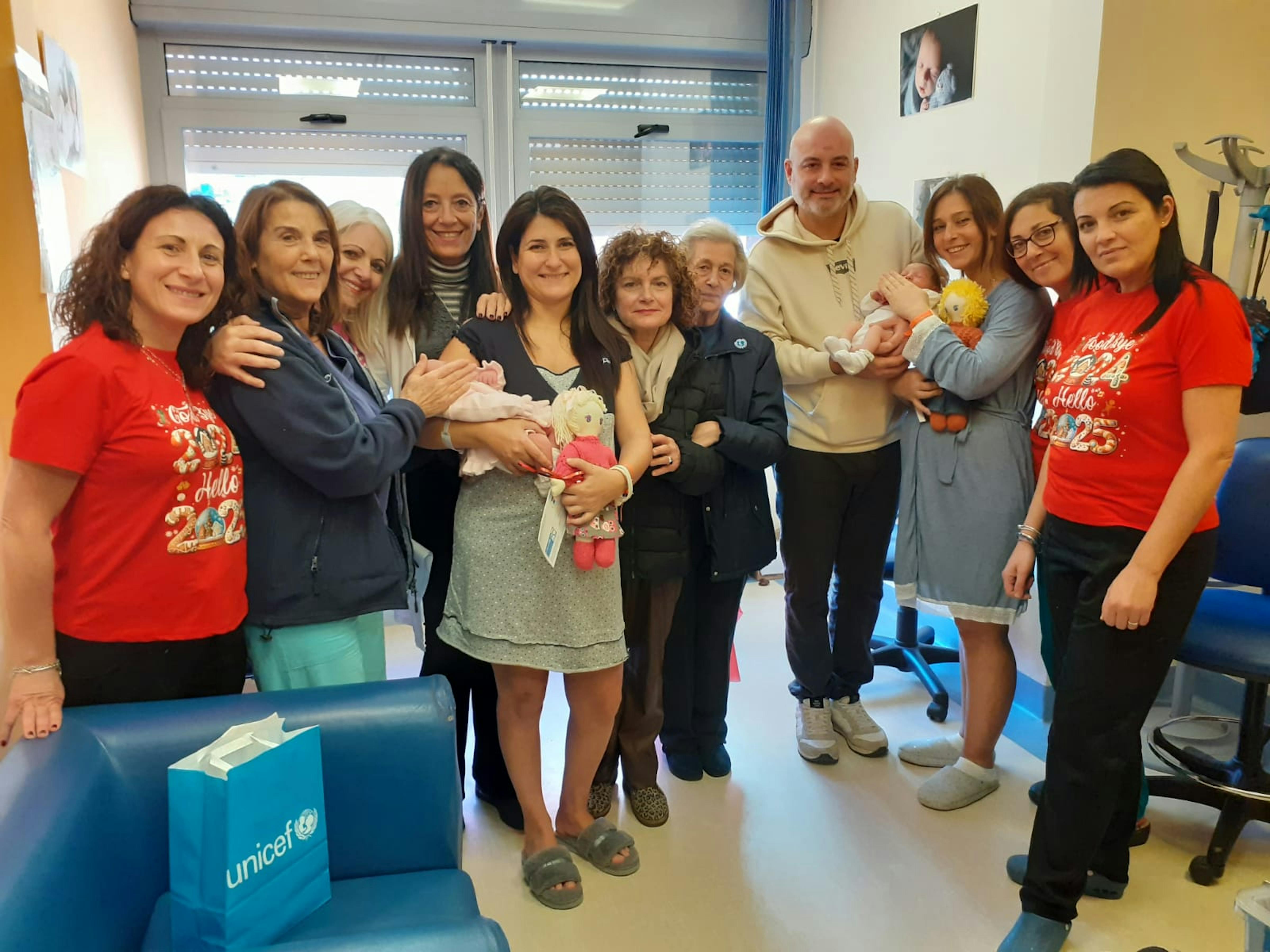 Personale sanitario, i nuovi nati con i genitori e la presedente del Comitato di Messina