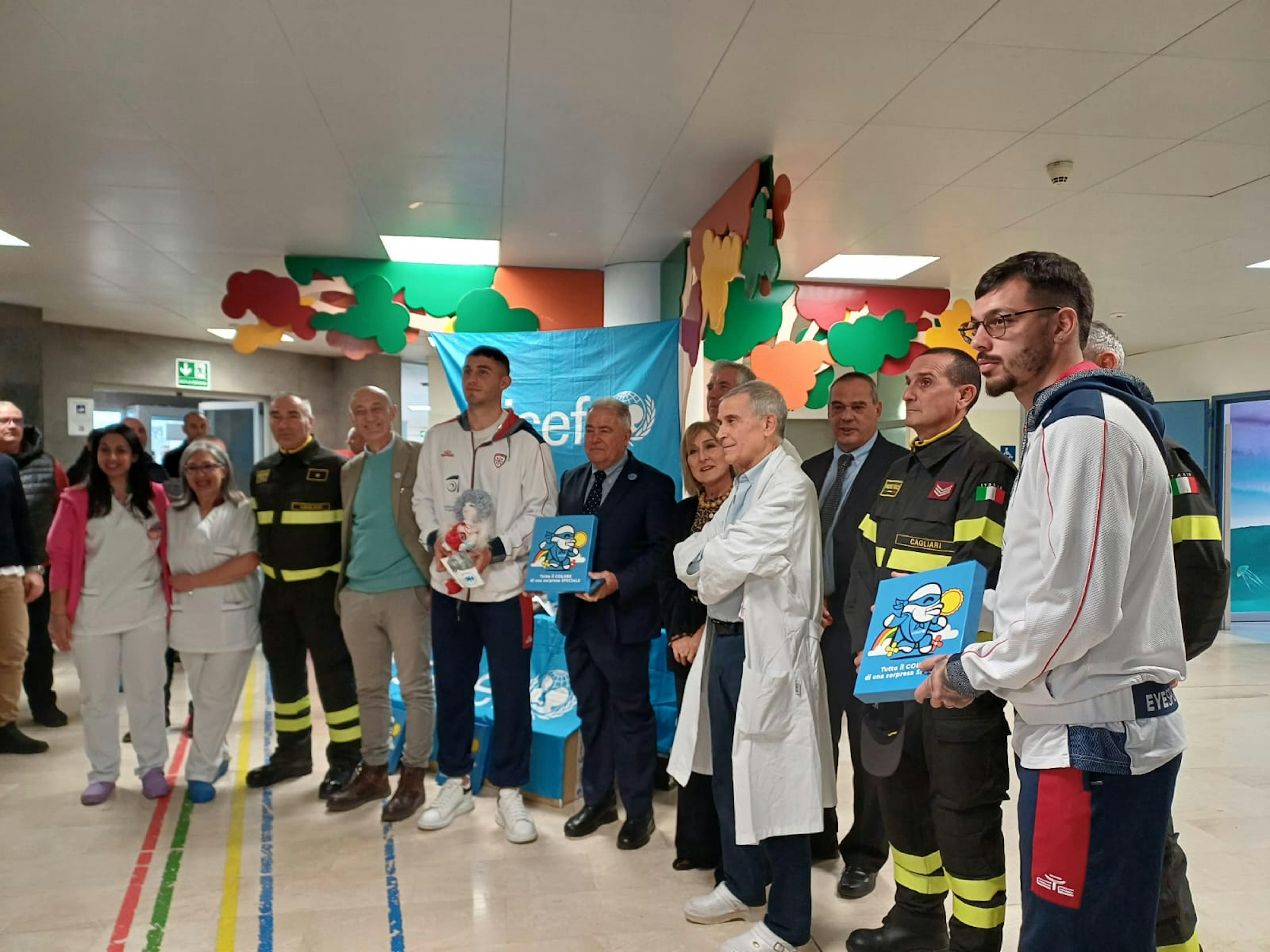 Un momento della consegna del Regalo sospeso presso l’Ospedale ARNAS G.Brotzu di Cagliari.