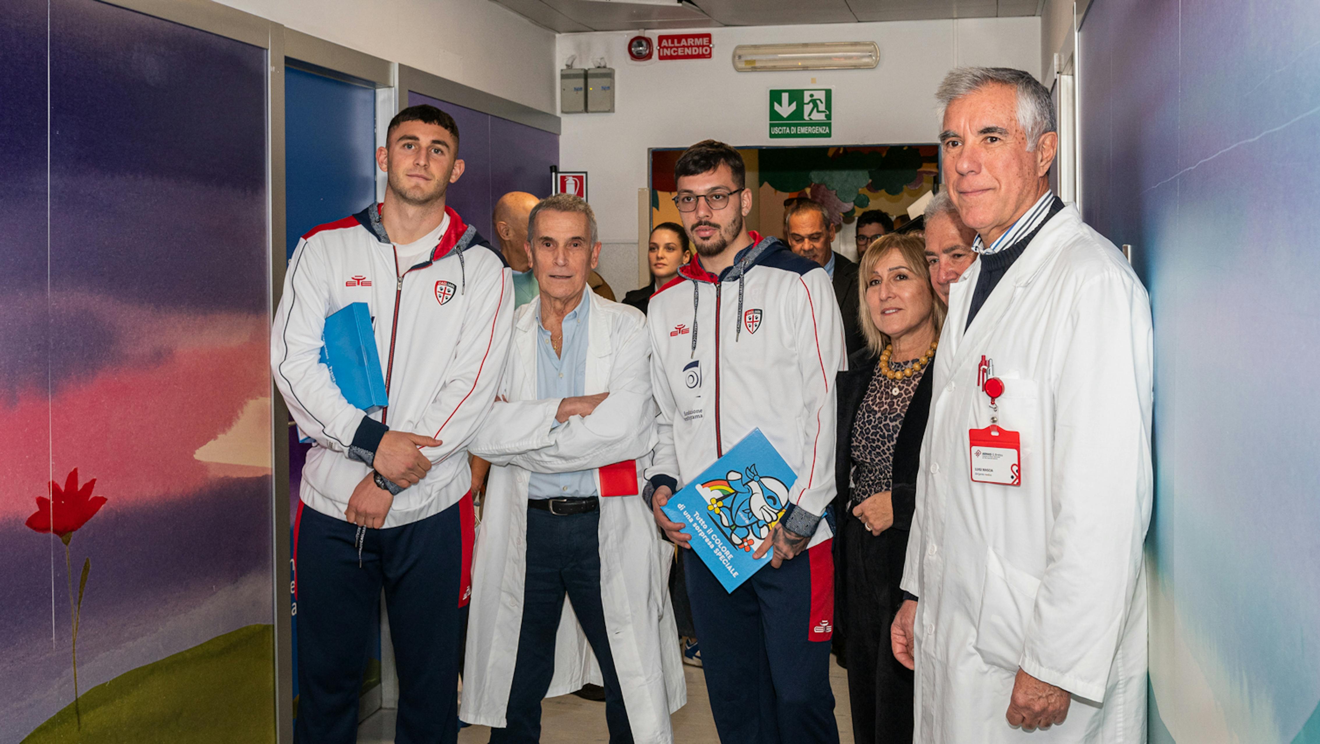 I giocatori de Cagliari e lo staff medico dell'ospedale ARNAS G.Brotzu  di Cagliari durante la consegna del regalo sospeso