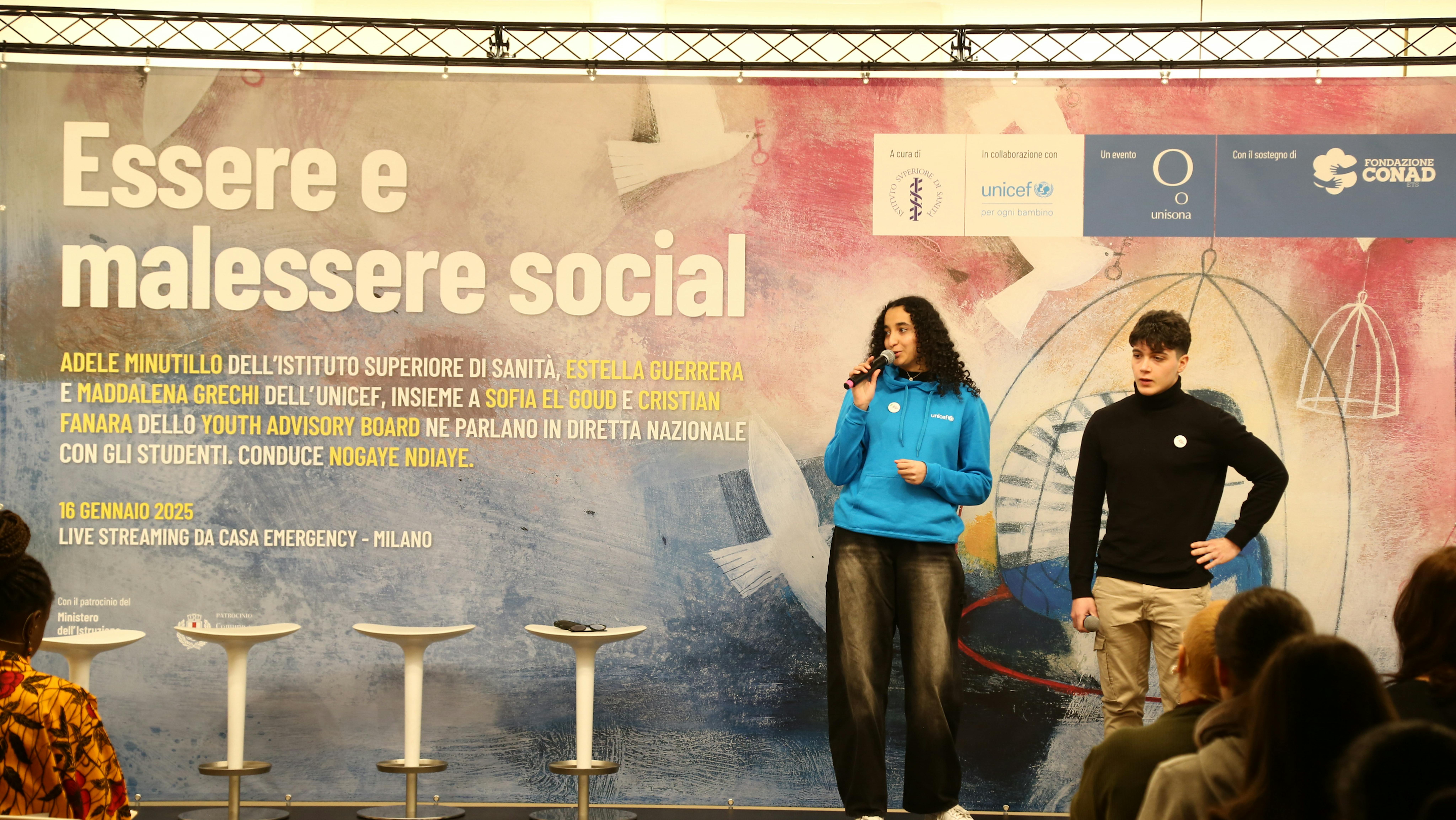 Sofia e Cristian dello Youth Advisory Board intervengono dicendo la loro sul rapporto tra salute mentale e uso dei social dei giovani