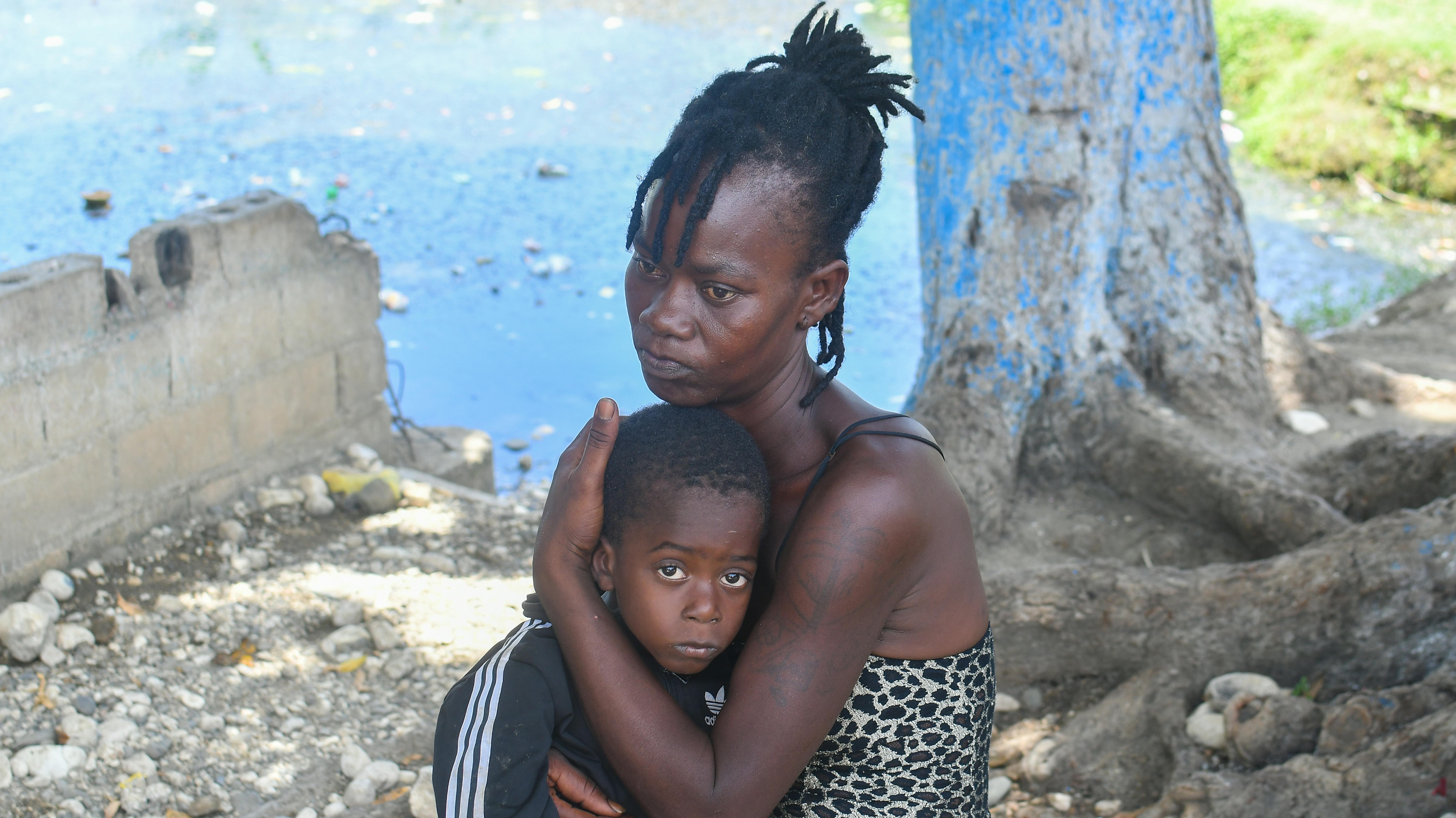 Haiti - Nadège è seduta con suo figlio. Ha preso la decisione di lasciare il comune di Gressier e cercare rifugio a Léogâne, a circa 14 chilometri di distanza, a causa dell'escalation di violenza perpetrata dai gruppi armati.