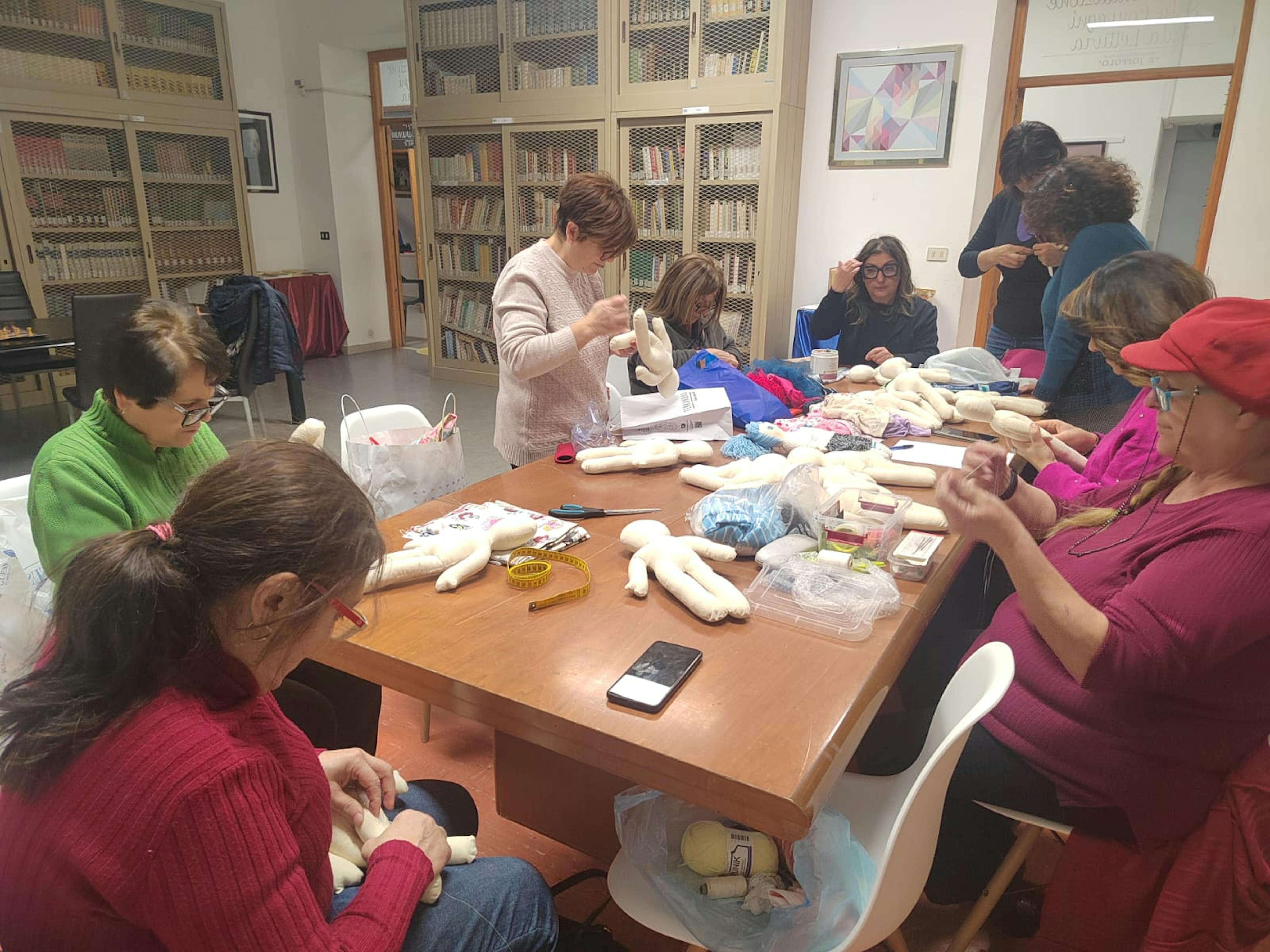 L'Assessora Marzia Mancuso e le signore impegnate in attività di cucito creativo