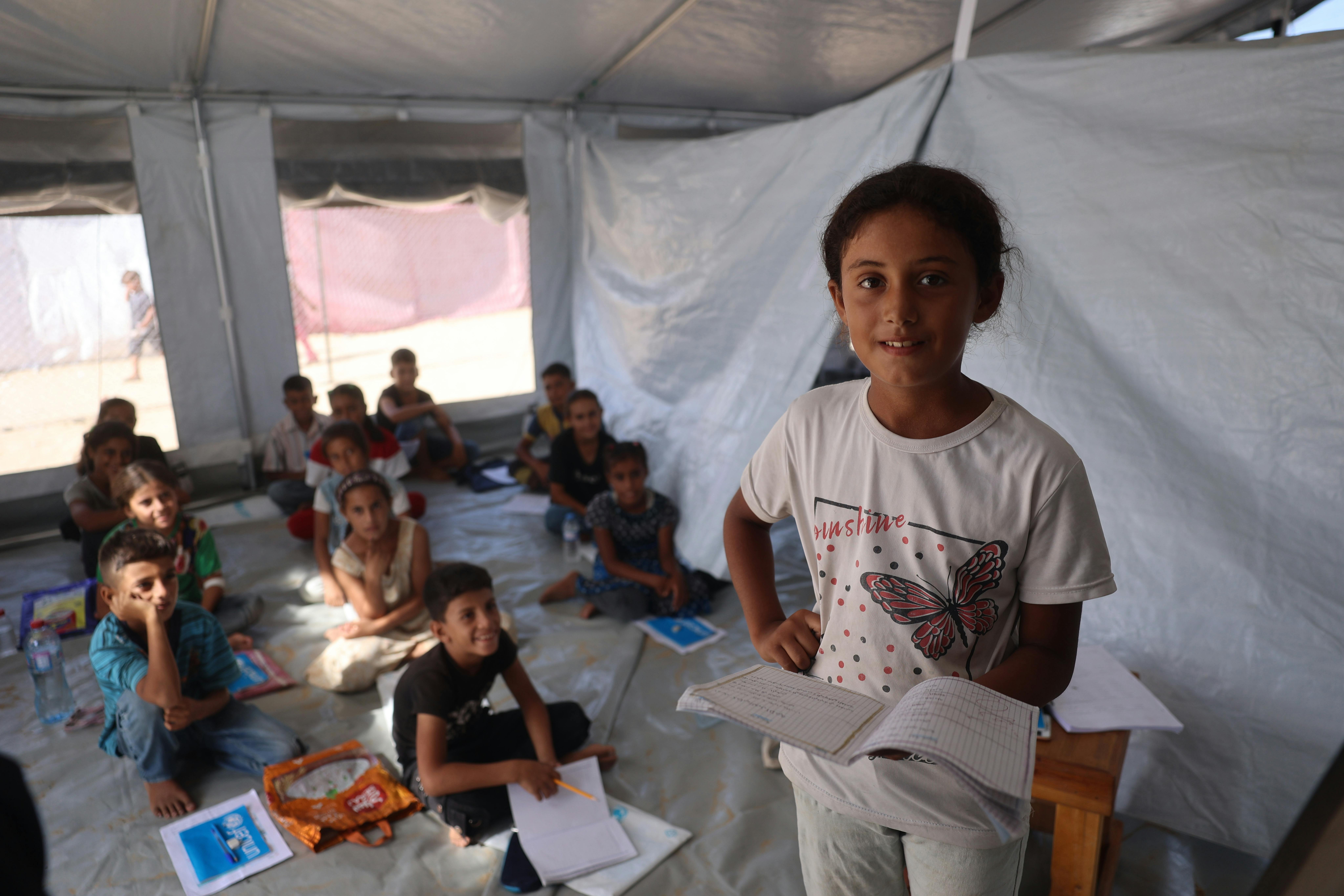 Lana, 10 anni, si trova insieme ad altri bambini nel centro di apprendimento installato dall'UNICEF nel campo sfollati. Siamo nella Striscia di Gaza