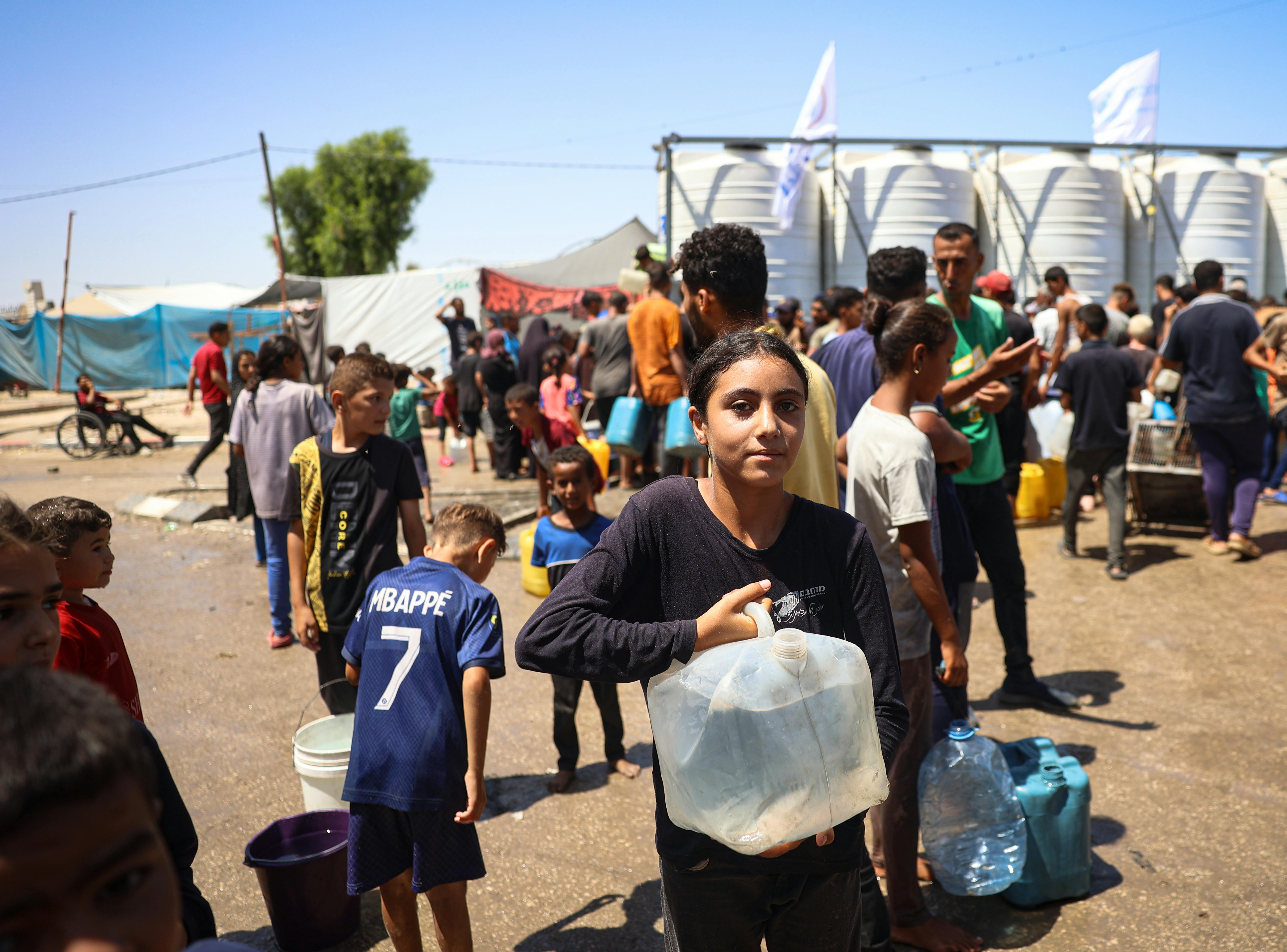 Da quando il conflitto si è intensificato, l’UNICEF ha raggiunto oltre 2 milioni di persone con acqua potabile e per uso domestico, aiutando i bambini come la dodicenne Hiyam.
