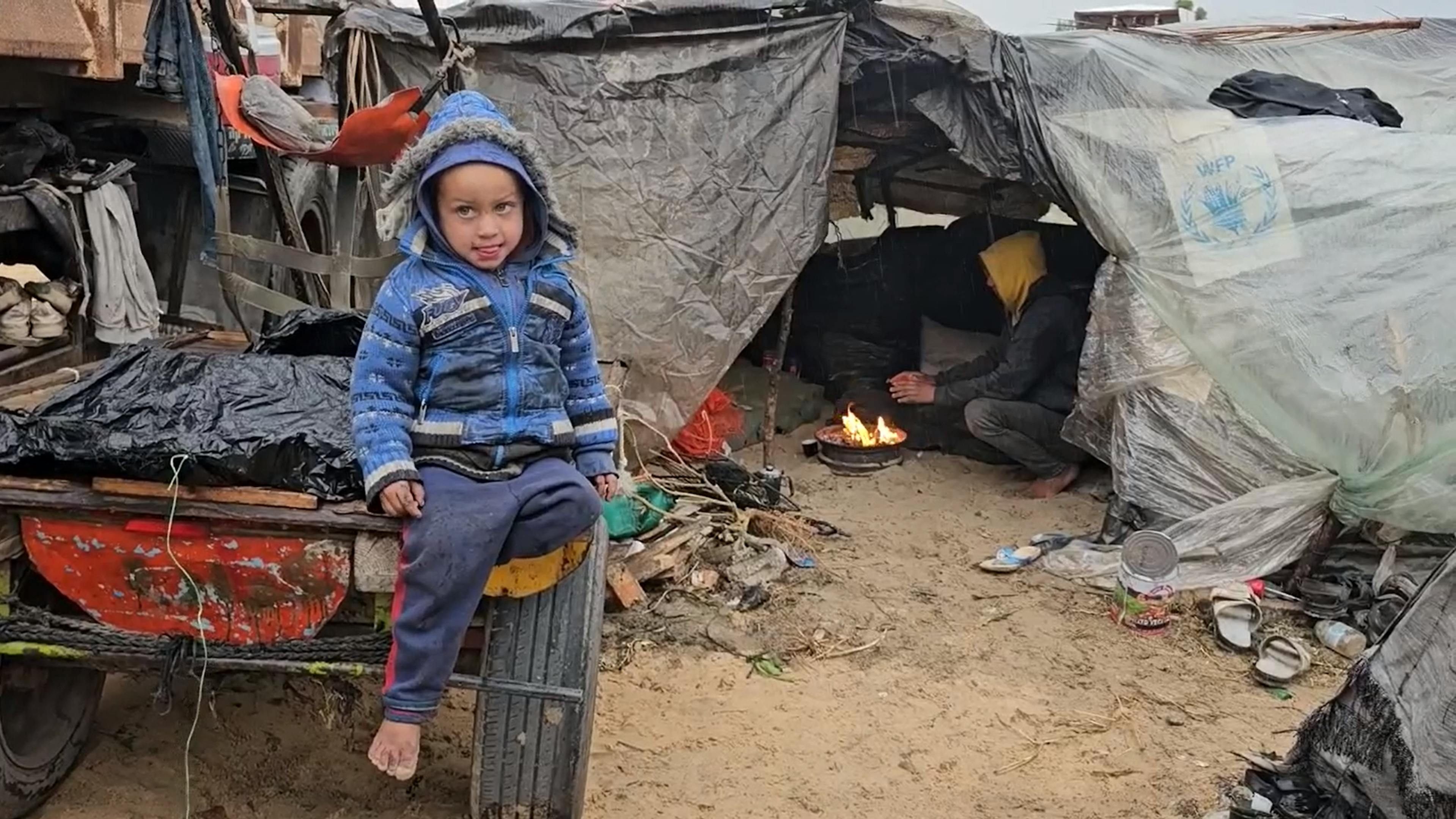 Screen video Gaza, bambino a piedi nudi fuori da una renda