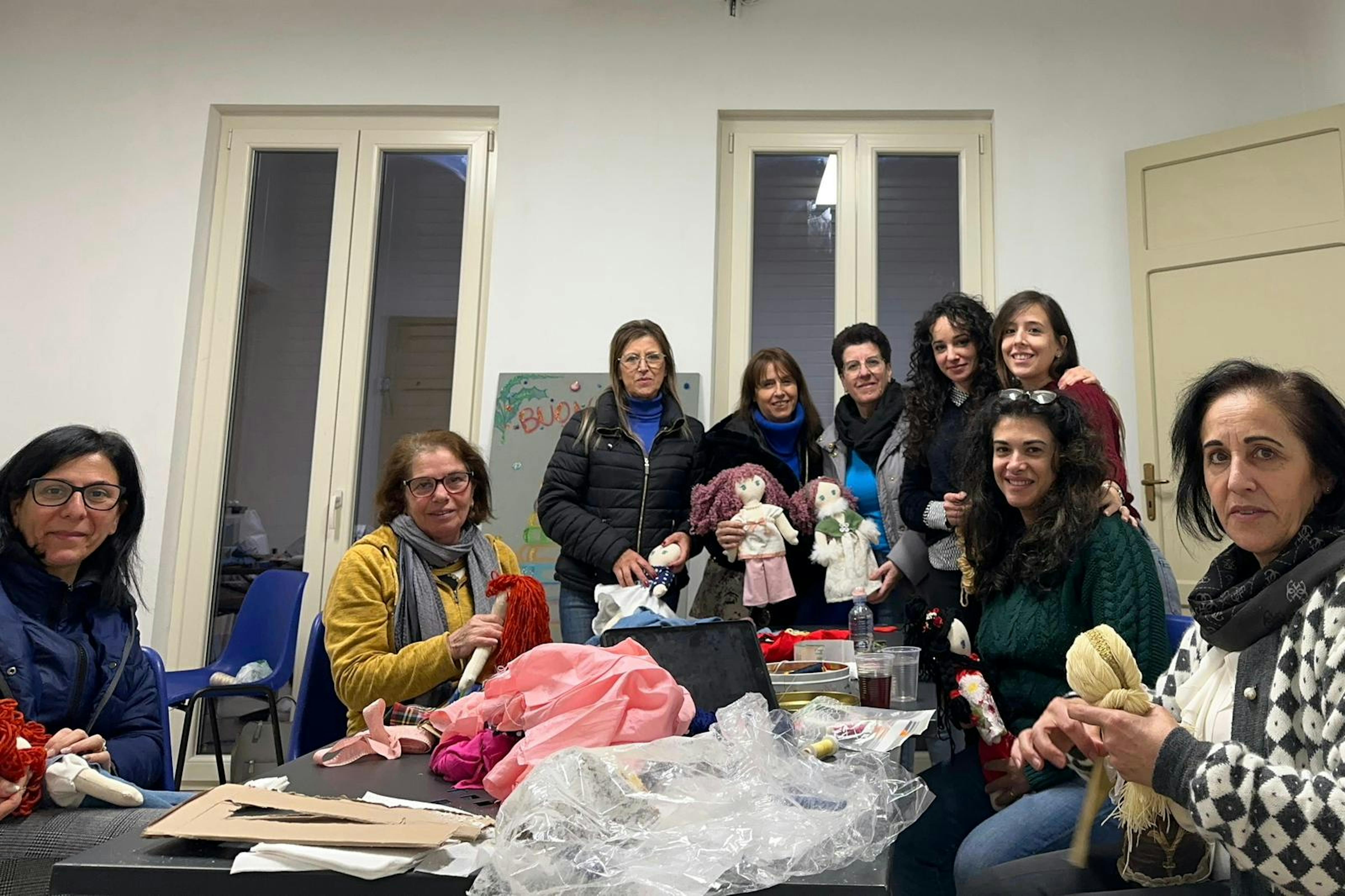 Le Signore impegnate in attività di laboratorio