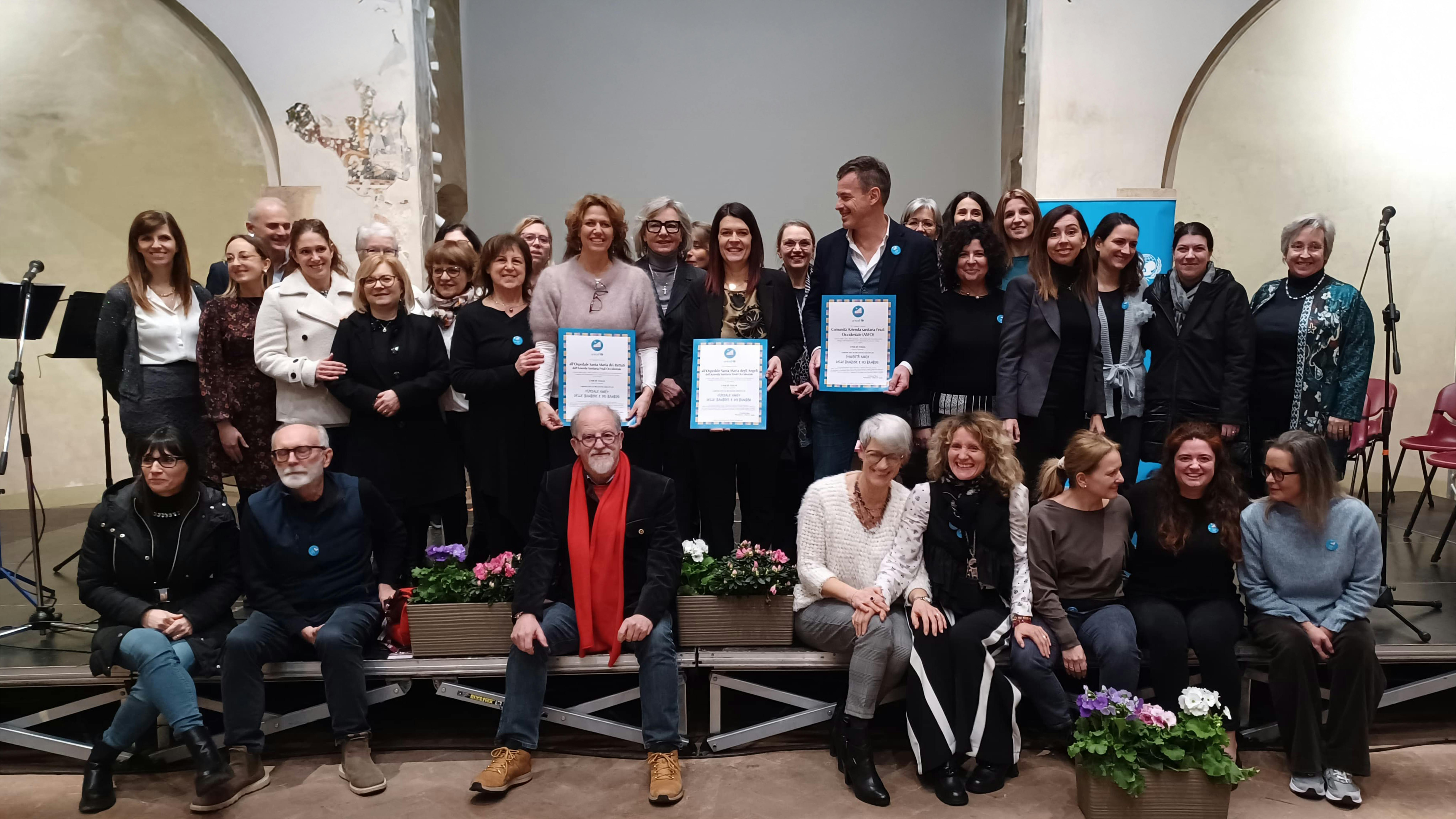 Nella foto: Il Direttore Sanitario Michele Chittaro, dott. Roberto Dall’Amico, Giada Casetta, Valentina Moretti, Veronique Santarossa, Federica Braida di ASFO, Stefania Solare ed Elise Chapin di UNICEF Italia, Lauretta Carlon e le volontarie del Comitato UNICEF Friuli Venezia Giulia