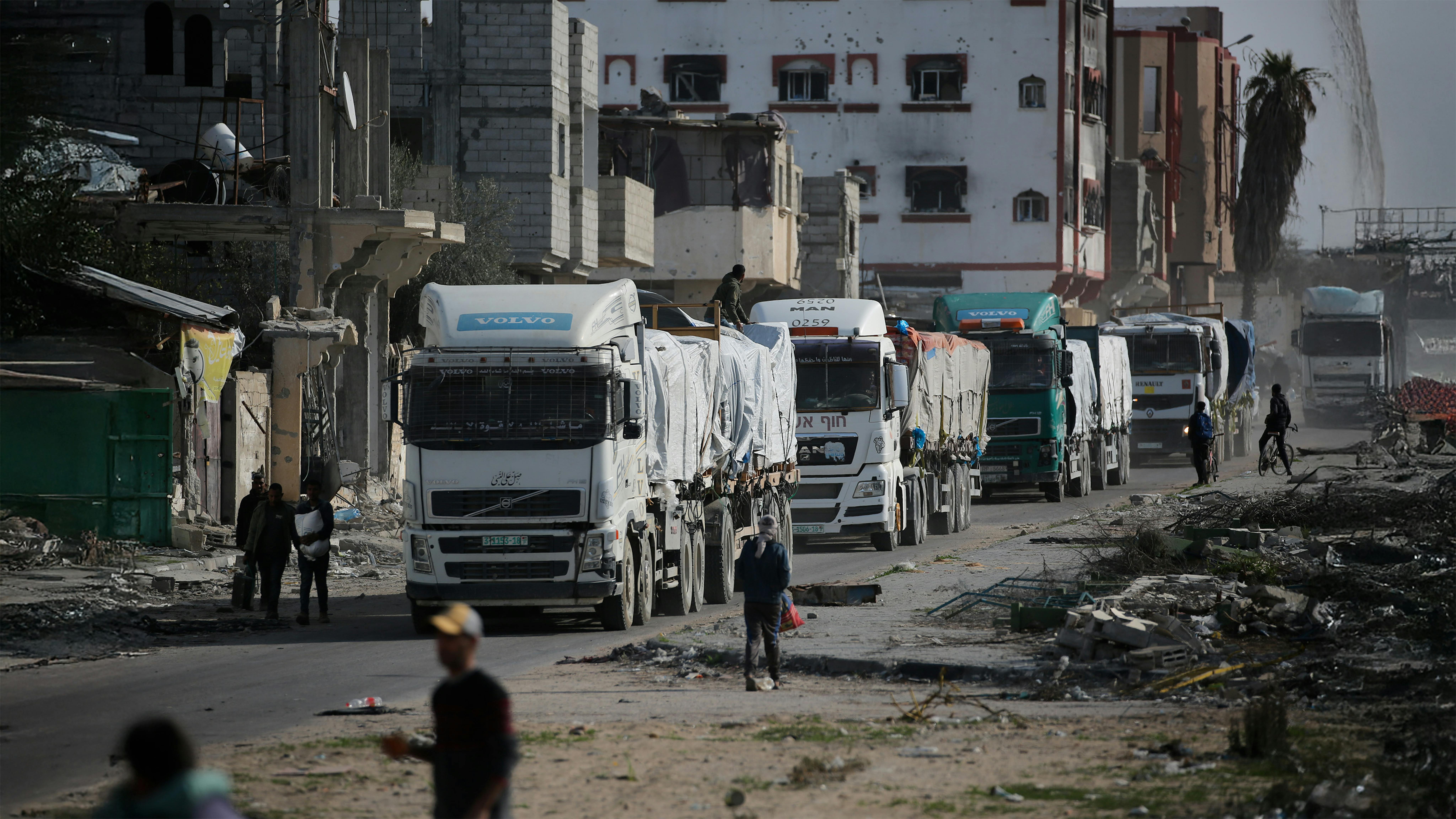 Stato di Palestina  - Camion che trasportano aiuti umanitari entrano nella Striscia di Gaza attraverso il valico di Kerem Shalom dopo il cessate il fuoco