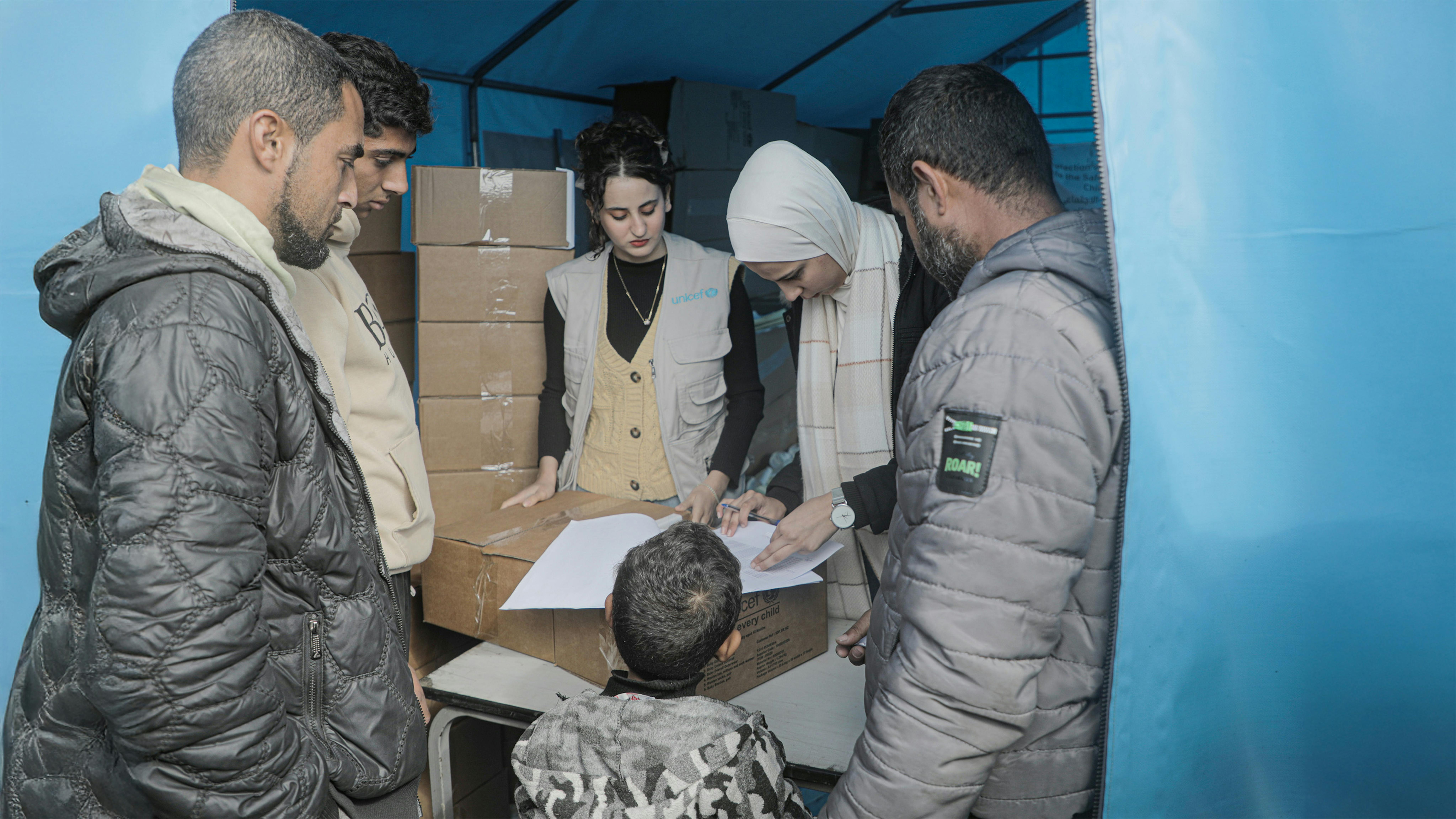 Stato di Palestina - Abbigliamento invernale viene distribuito ai bambini di età compresa tra i 3 e i 5 anni nel campo per sfollati interni (IDP) di Al Zawaida nel centro di Gaza
