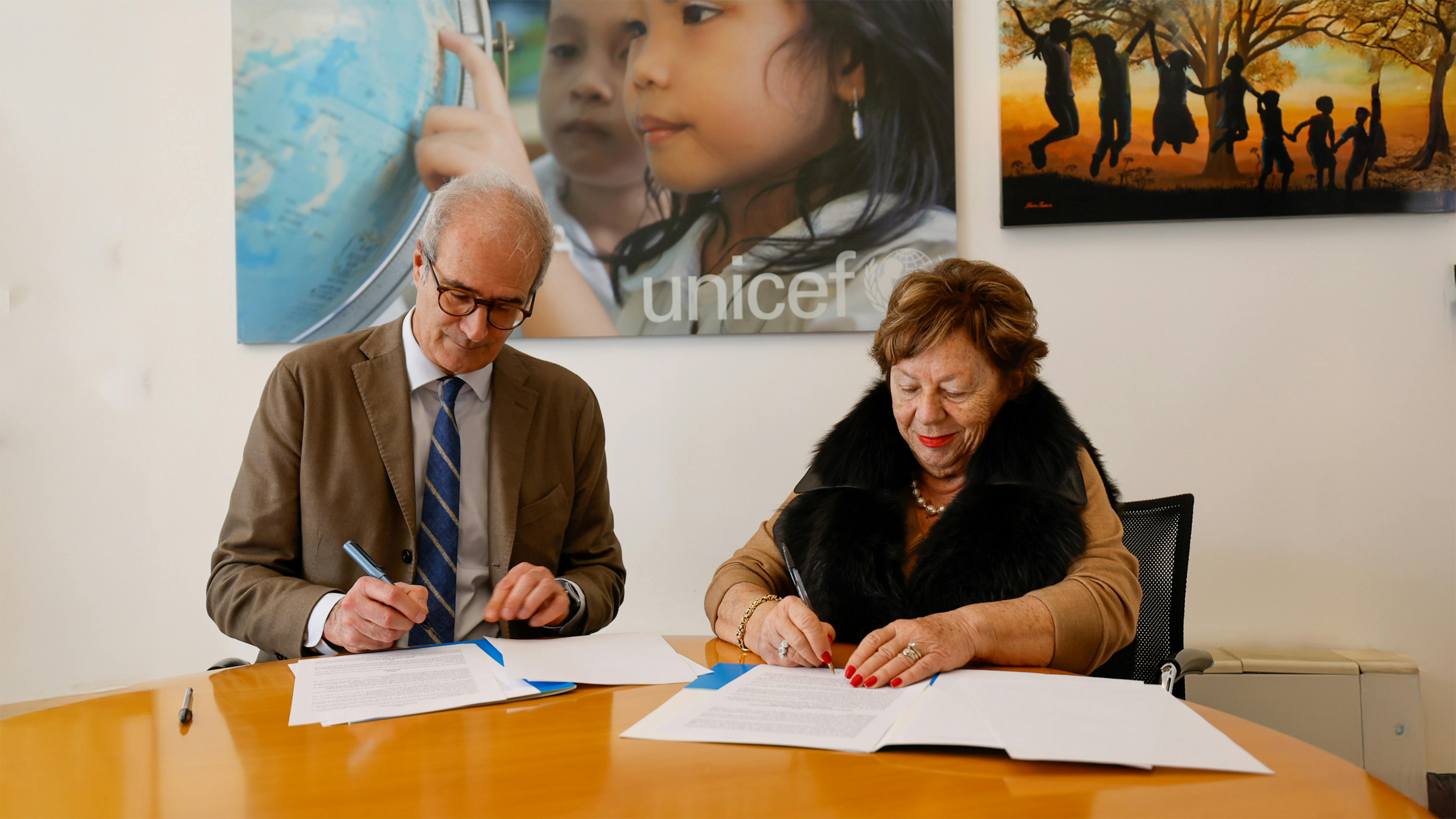 Un momento della Firma del protocollo tra Carmela Pace, Presidente dell’UNICEF Italia e Gaetano Campa, Capo  Dipartimento dell’Organizzazione Giudiziaria, del Personale e dei Servizi del Ministero della Giustizia.