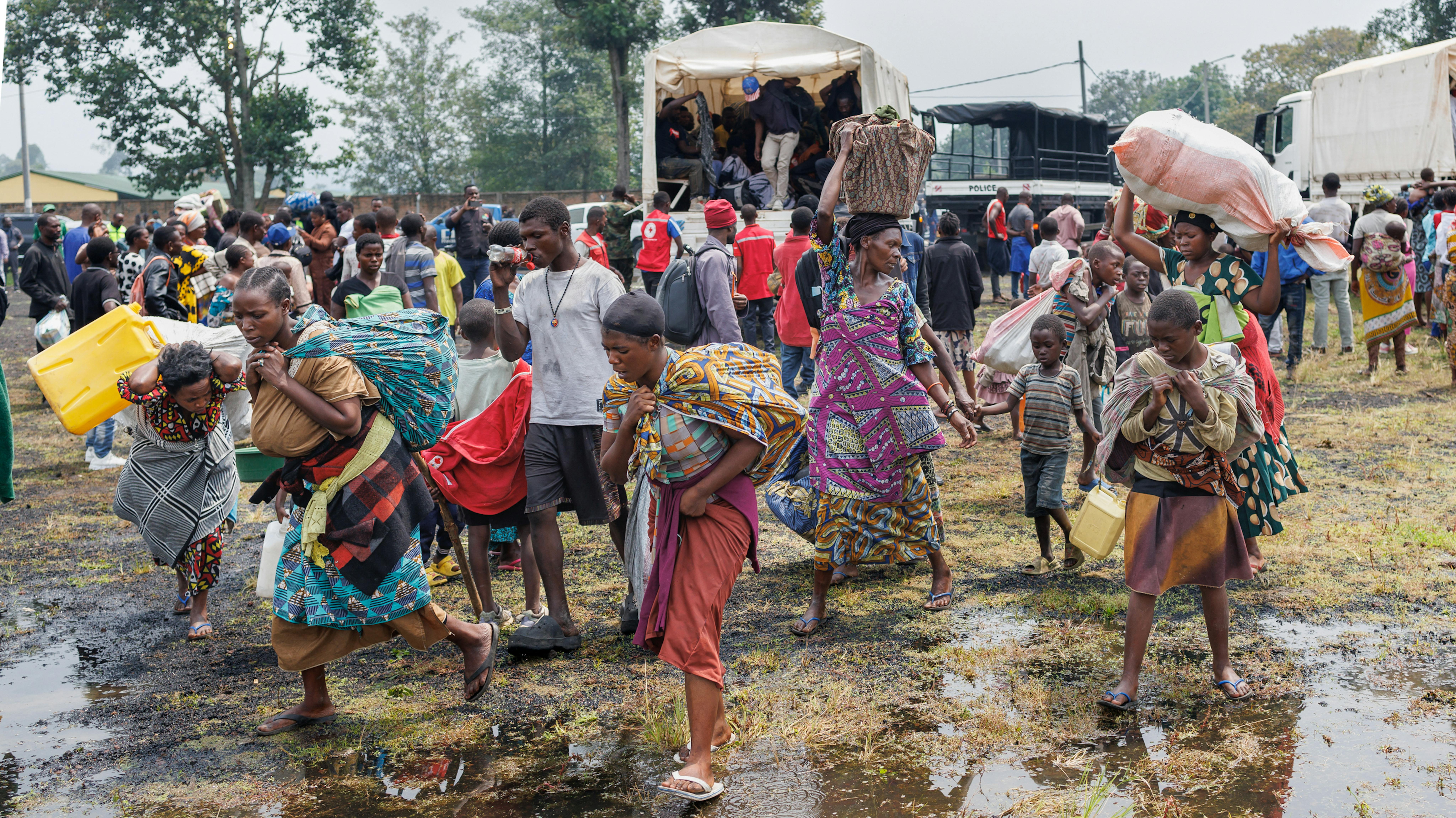 I rifugiati congolesi in fuga dagli scontri in corso nell'est della Repubblica Democratica del Congo portano i loro effetti personali al loro arrivo al campo di transito di Rugerero a Gisenyi