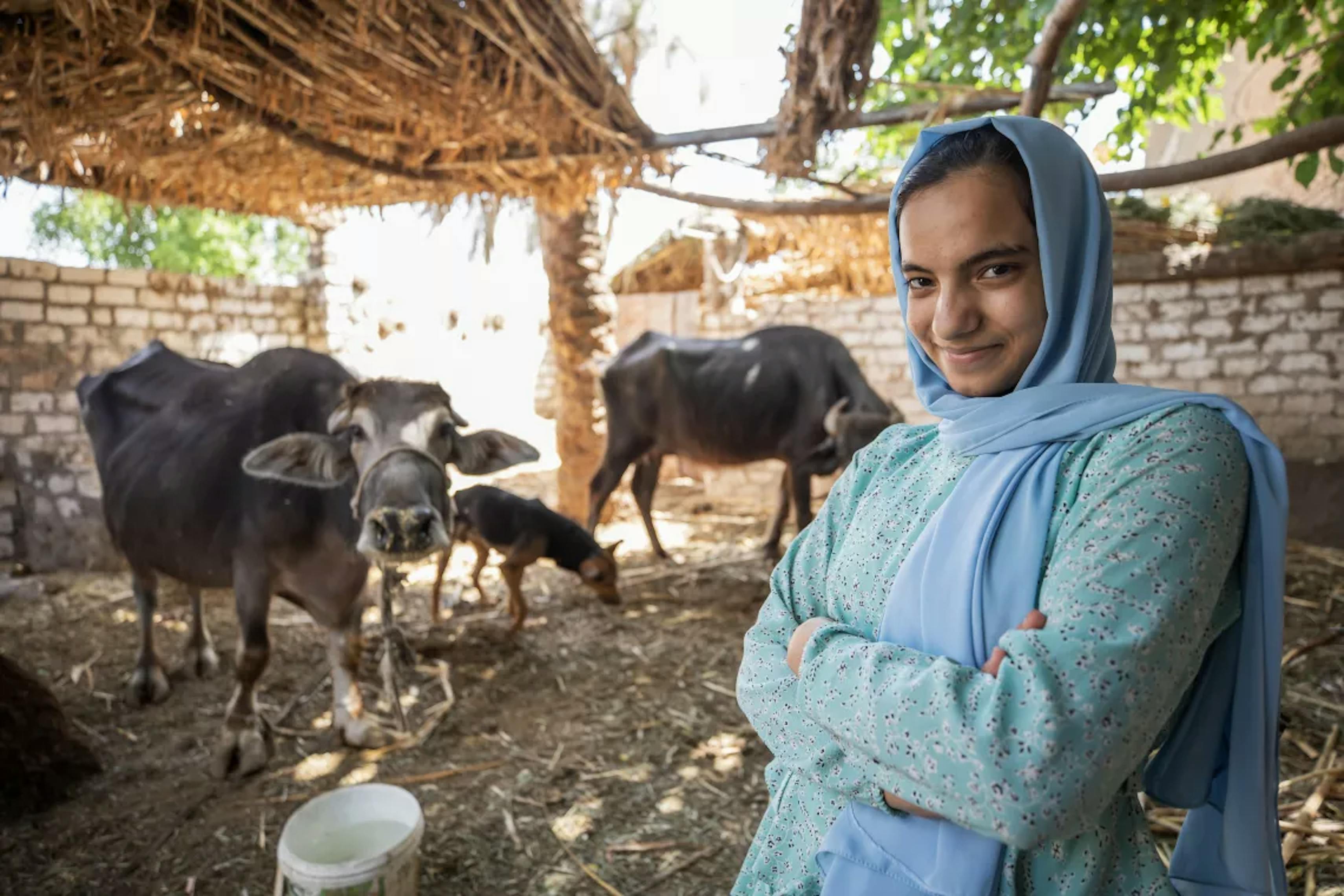 Yasmine ha 12 anni e vive nel villaggio di Kom Abu Sheil nel governorato di Asyut. La mattina va a scuola e al ritorno di ritorno passa per i campi della sua famiglia per dare da mangiare agli animali.  Siamo nell'Egitto Medionale