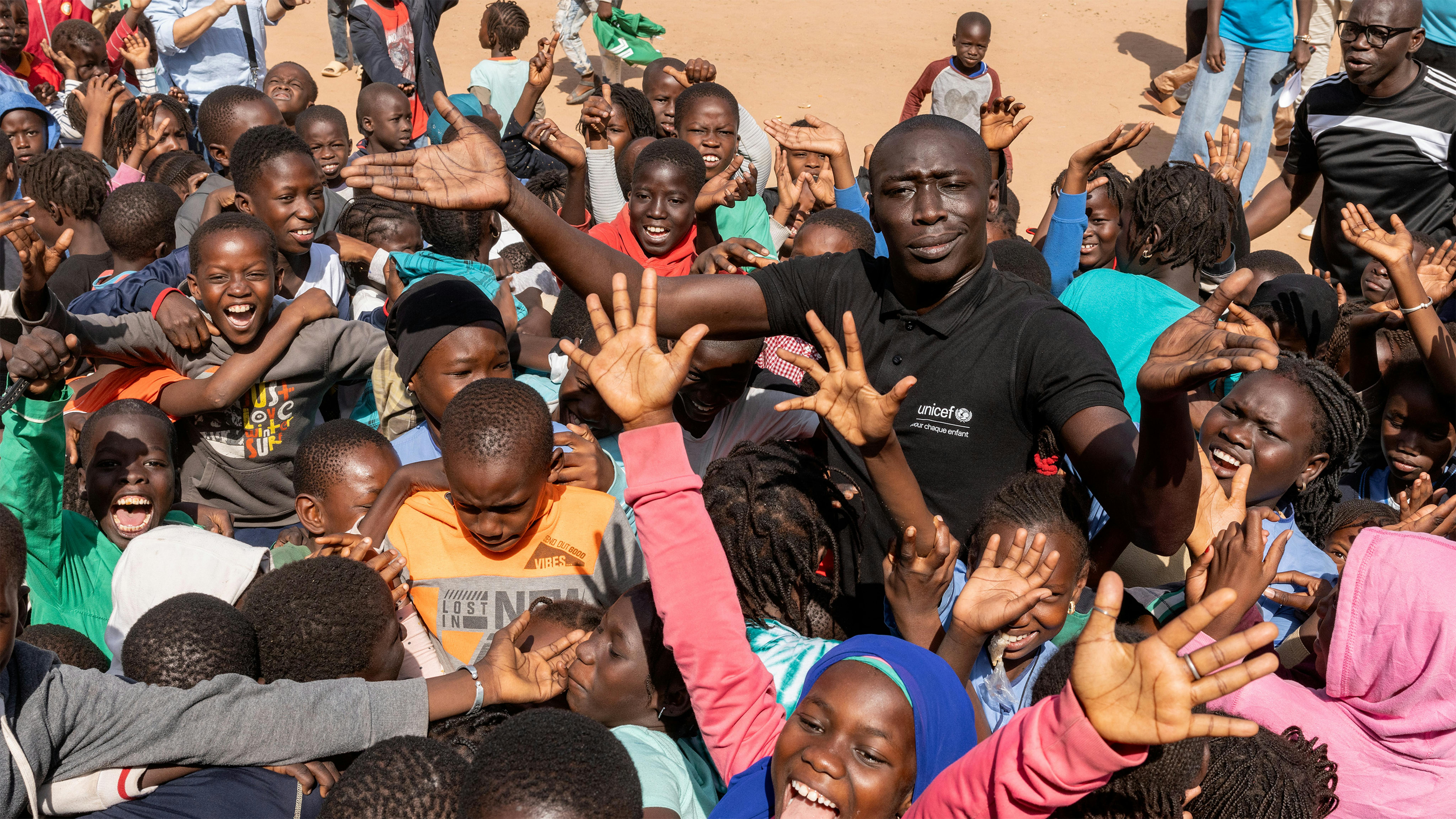 Senegal, Khaby Lame posa con gli studenti mentre visita una scuola a Ziguinchor, la città in cui è nato.