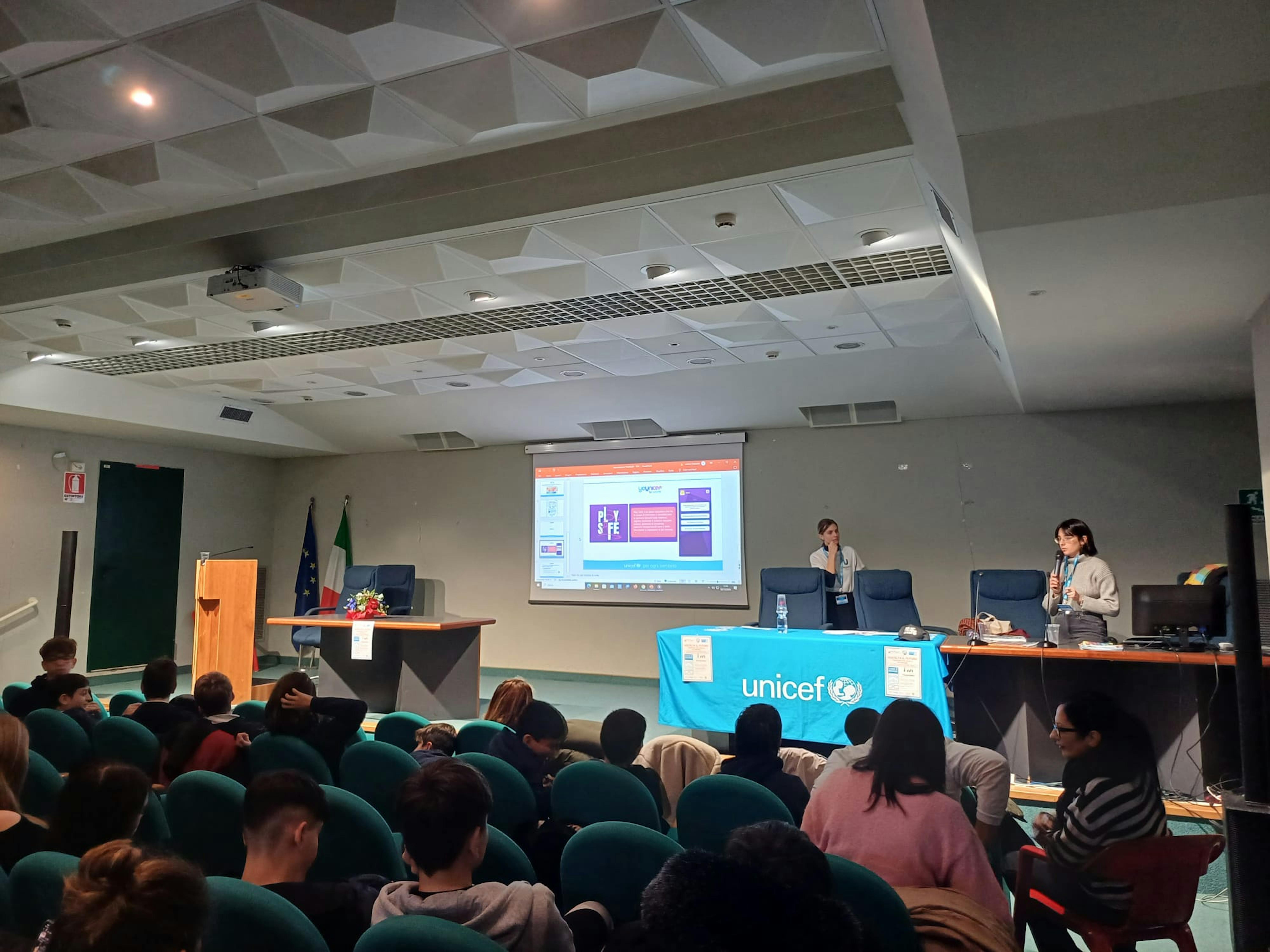 Volontari younicef al convegno