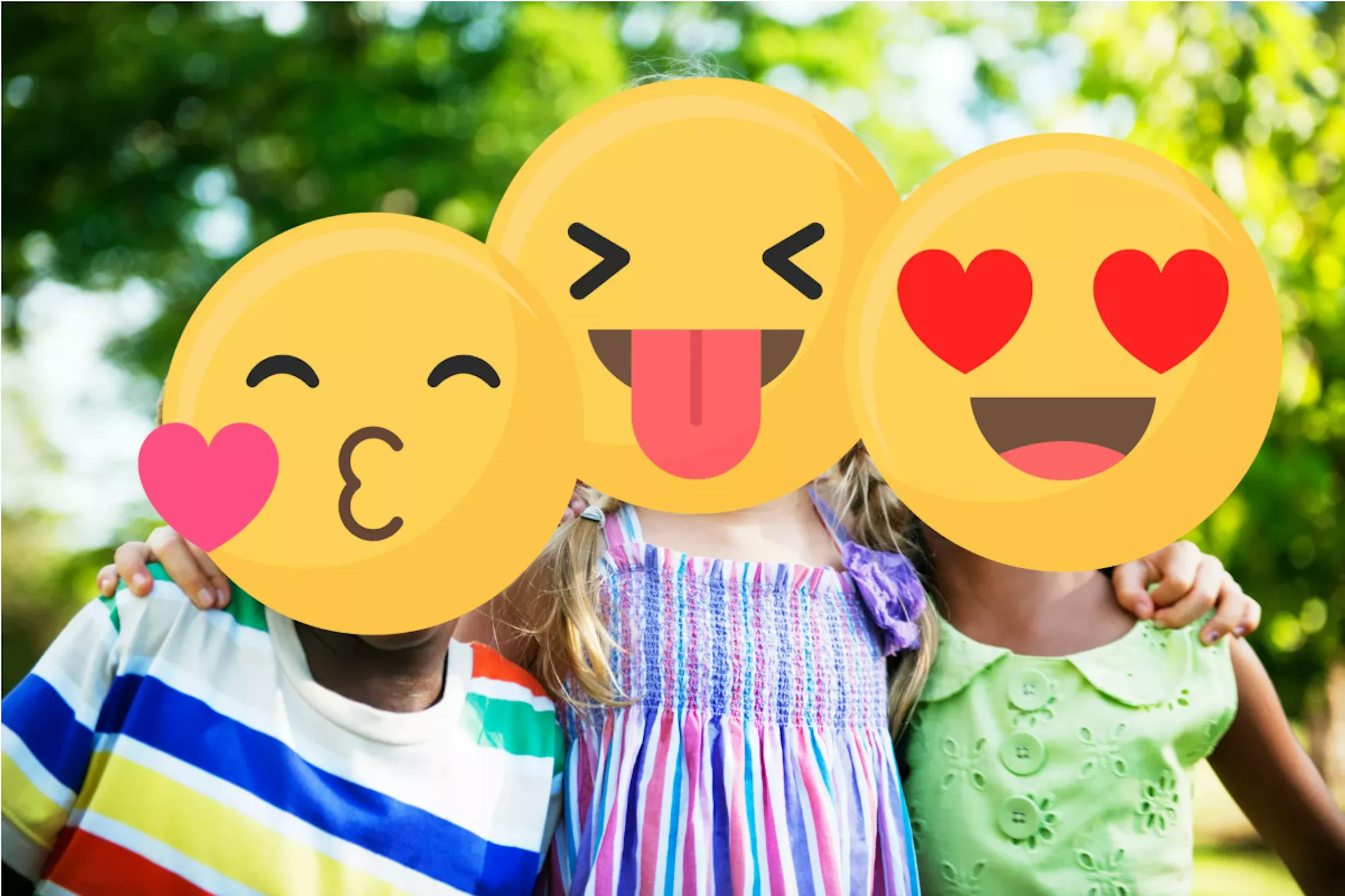 AdobeStock/336913734 - bambini con emojii