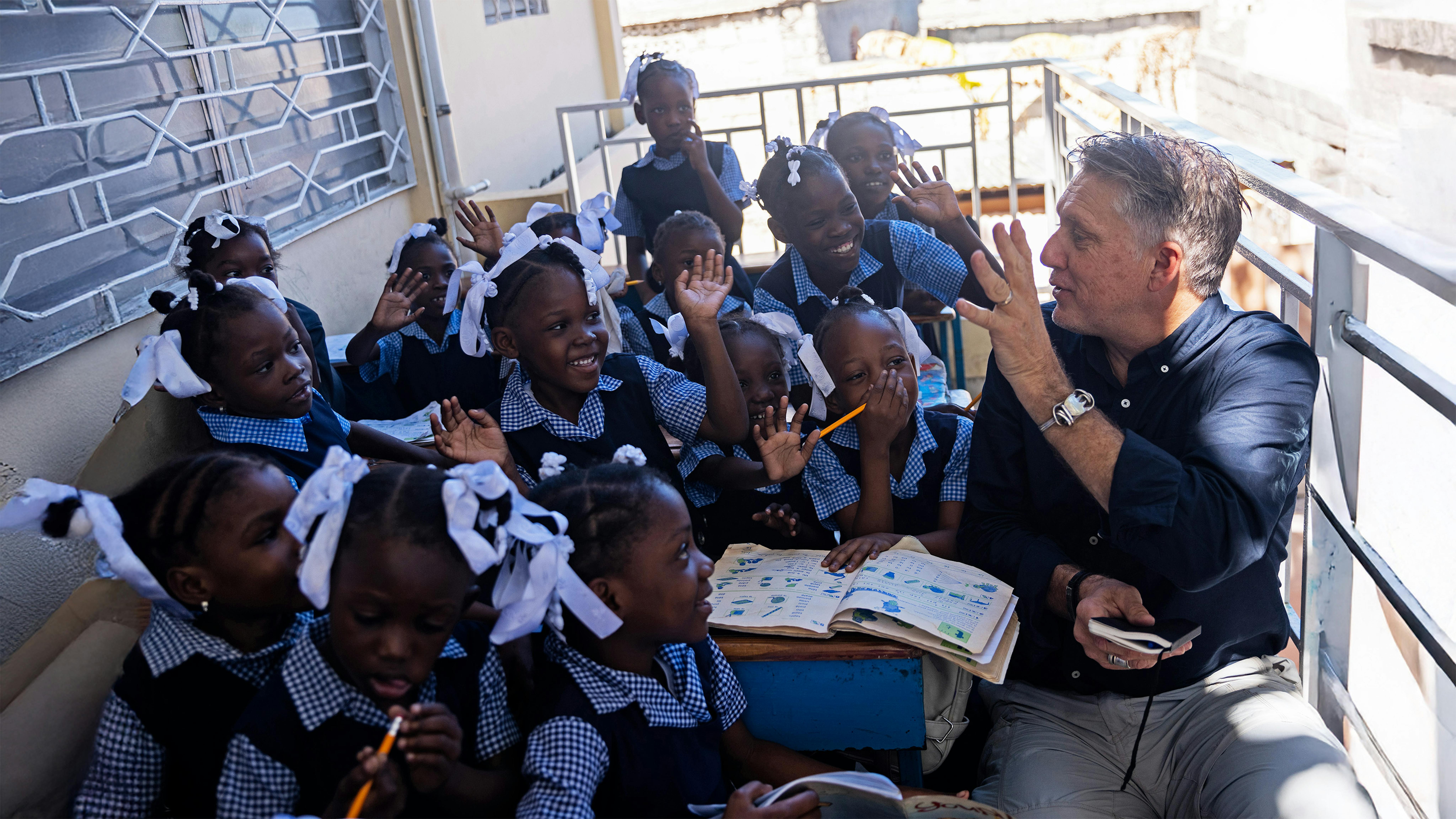 Haiti - Il portavoce dell'UNICEF James Elder visita una scuola di Port-au-Prince, che l'UNICEF e i suoi partner hanno trasferito da La Saline nel 2023, dopo che i suoi studenti sono stati coinvolti in uno scontro tra due gruppi armati.