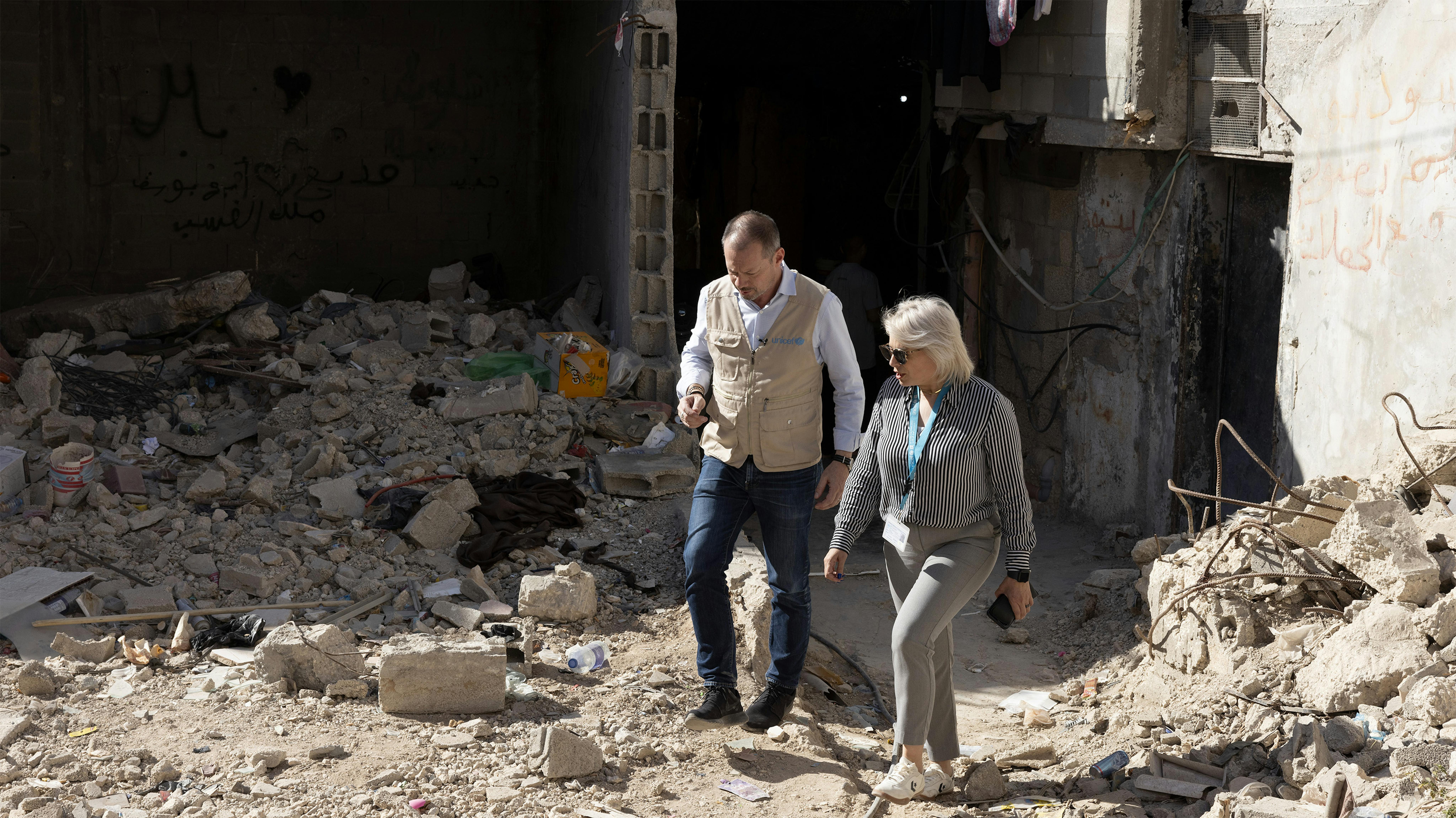 Staff UNICEF verifica l'entità della distruzione nel blocco di AL Damaj nel campo profughi di Jenin, in Cisgiordania, a seguito delle operazioni militarizzate