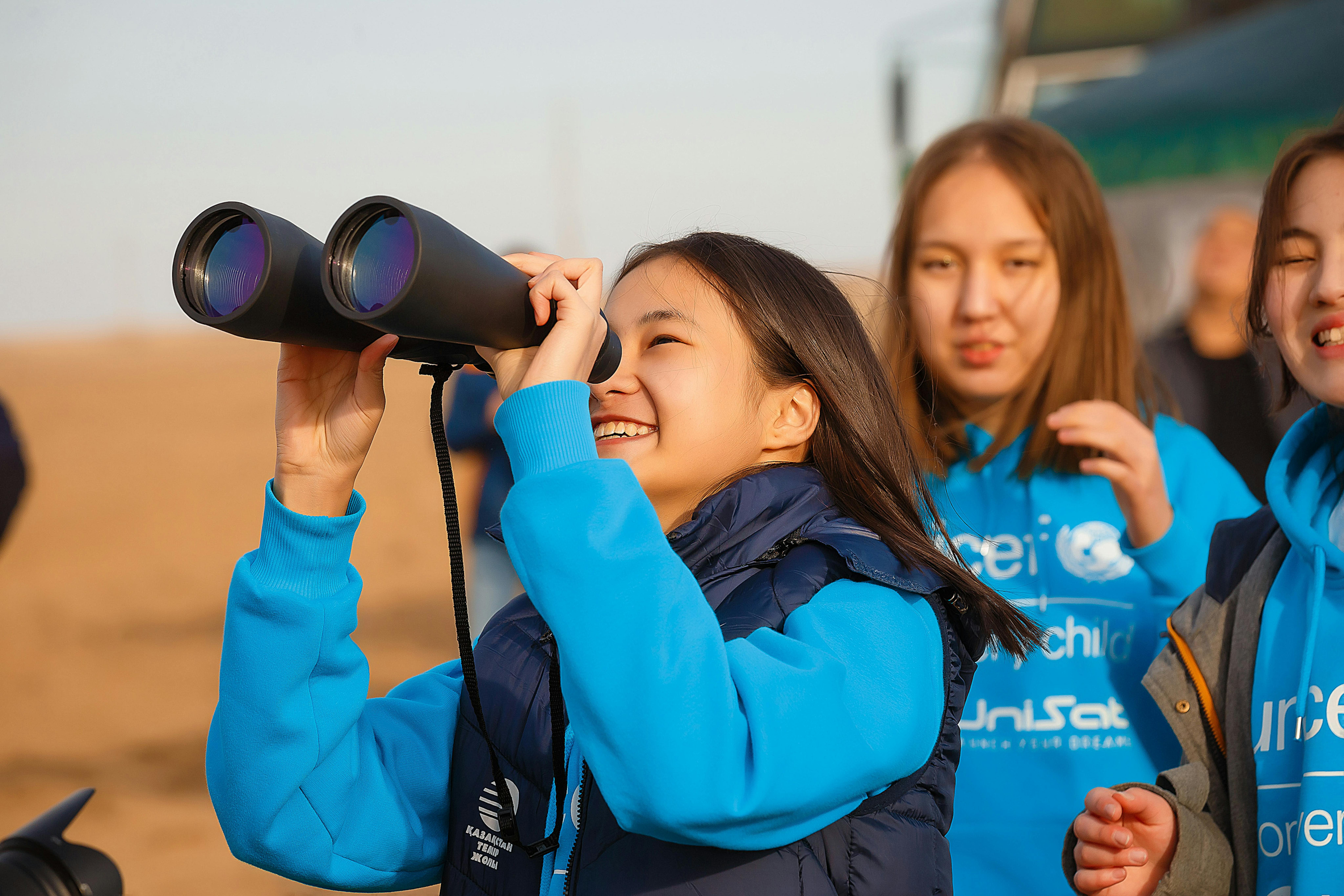 Kazakistan, 20 ragazze partecipanti al programma UniSat hanno lanciato un nanosatellite all'avanguardia nella stratosfera utilizzando un pallone ad elio. Le ragazze dell'Asia Centrale sono apripista nelle STEM