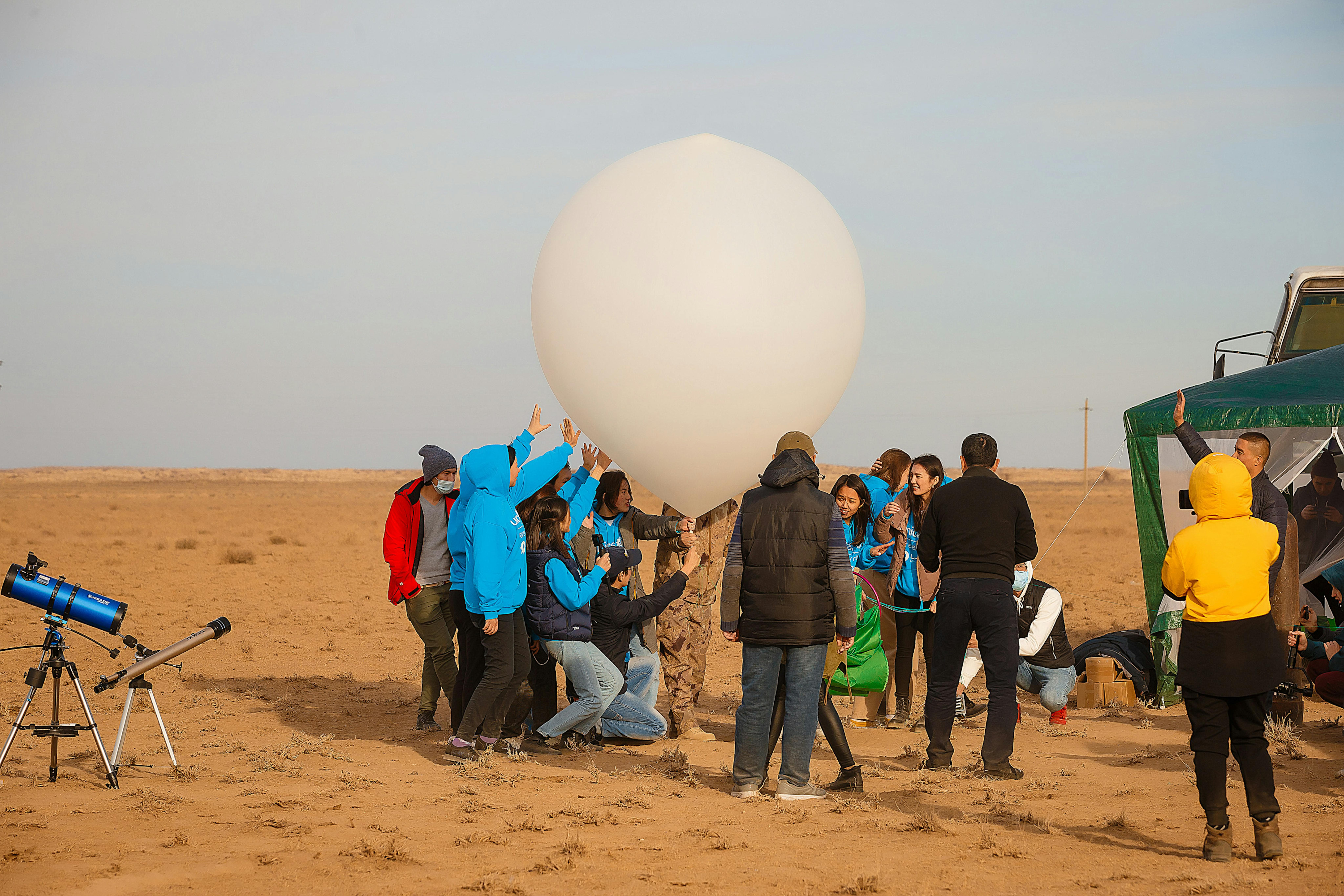 Kazakistan, 20 ragazze partecipanti al programma UniSat hanno lanciato un nanosatellite all'avanguardia nella stratosfera utilizzando un pallone ad elio.