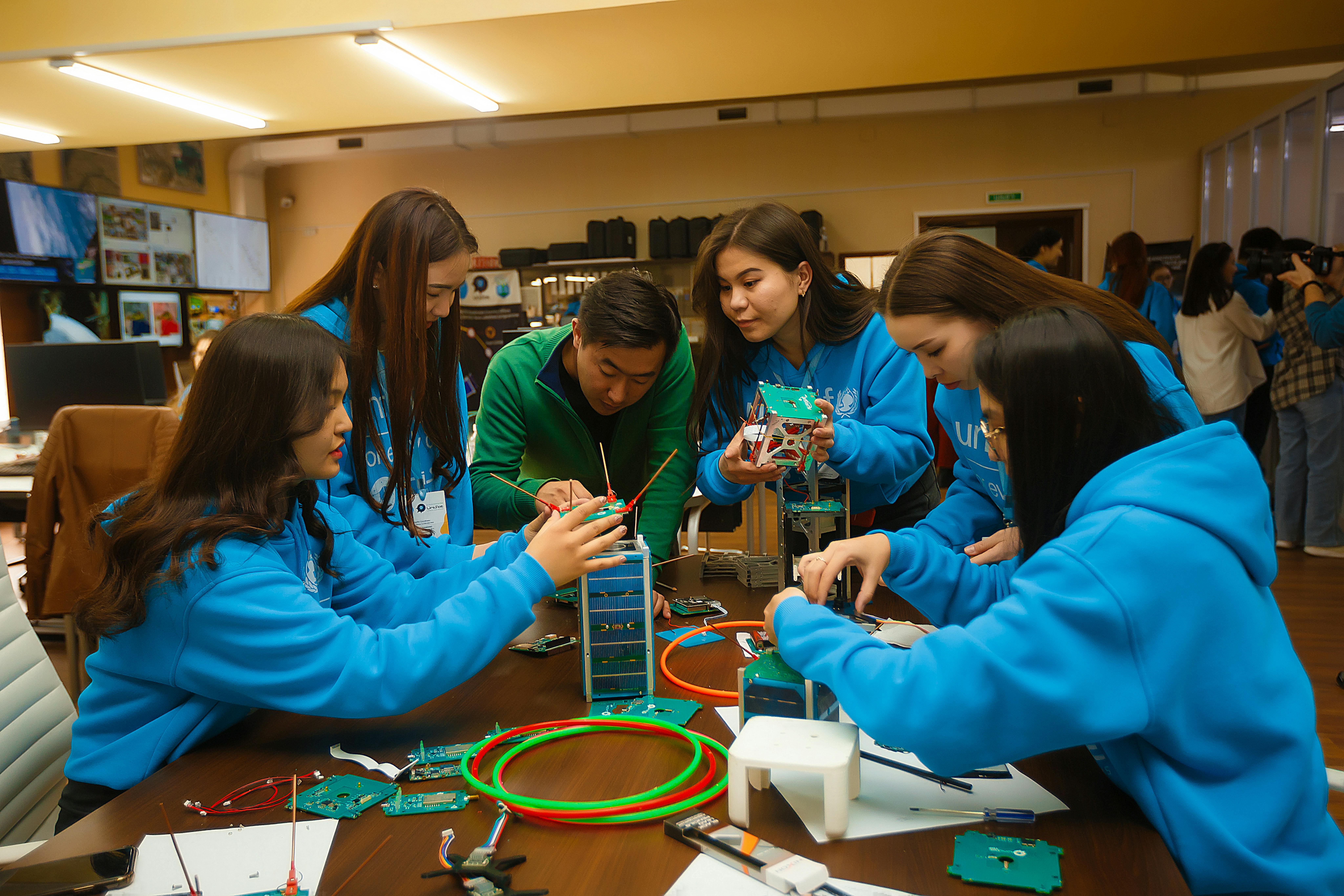 Alcune delle ragazze presenti ad Almaty, in Kazakistan, prendono parte alla progettazione di nano satelliti