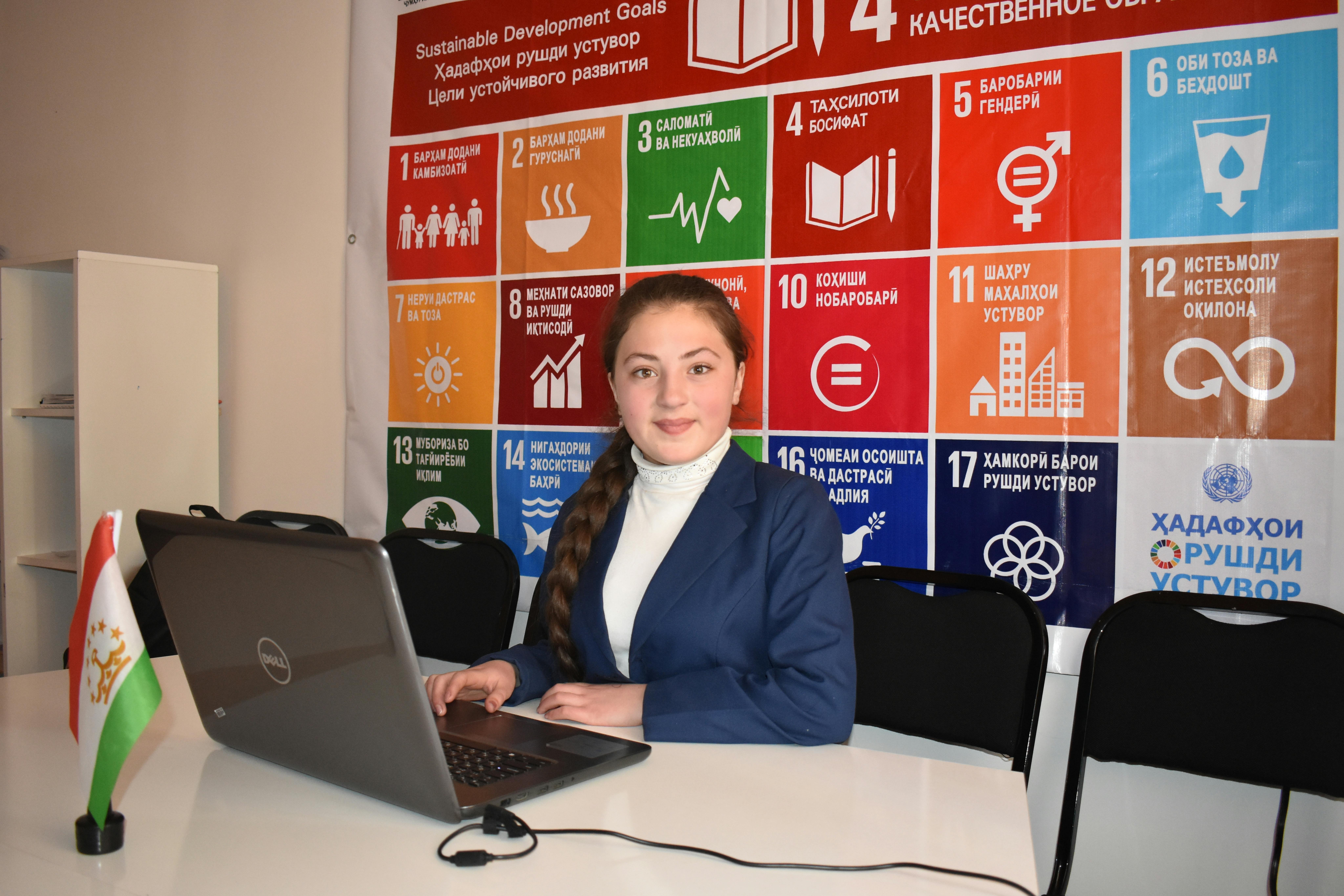 Mohjabin, un’adolescente del Tagikistan, fa parte del programma di imprenditoria sociale finanziato dall’UNICEF per sviluppare un sistema wireless di allerta rapida per le catastrofi naturali.