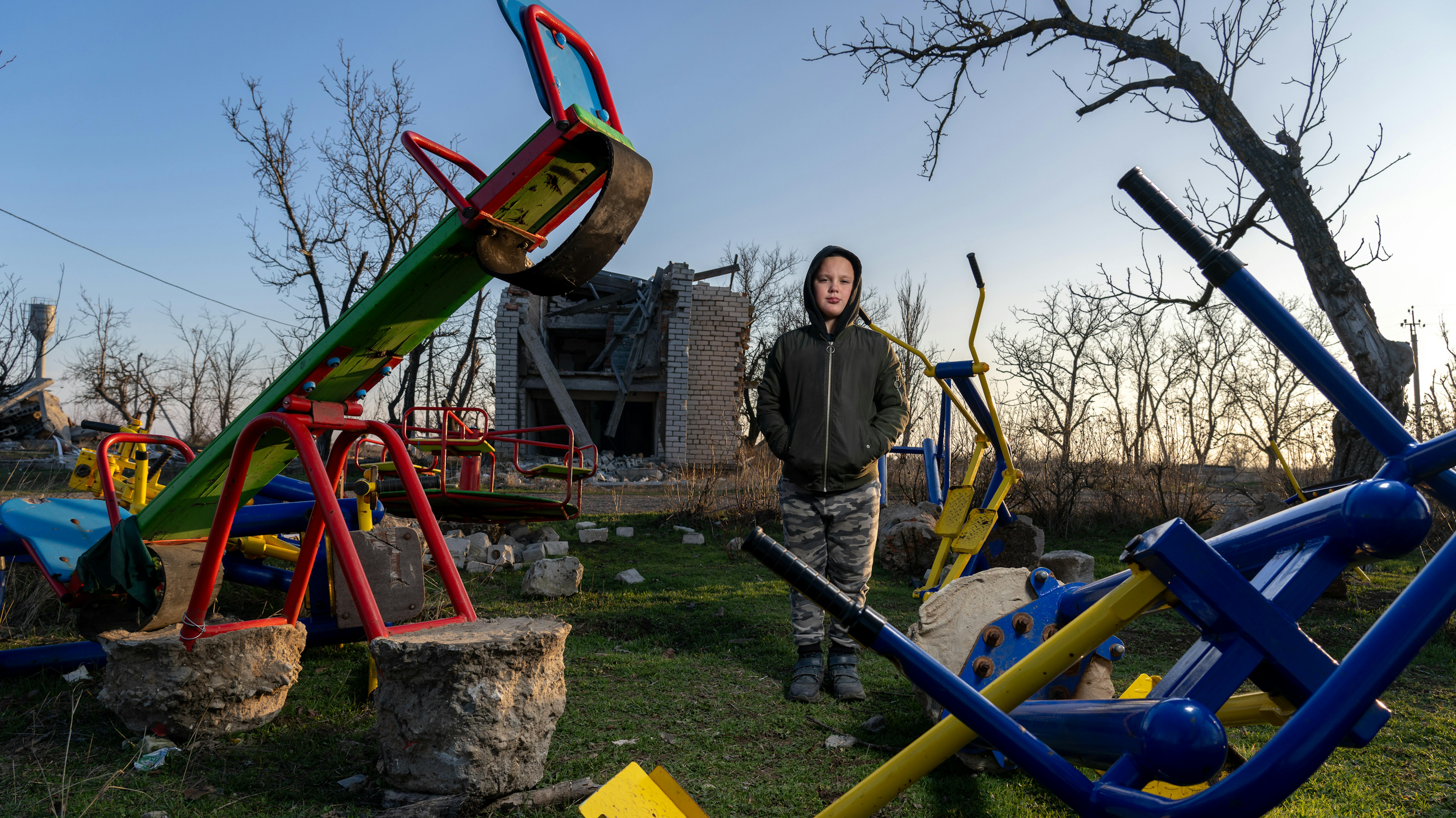 Timofii, 11 anni, si trova davanti alle rovine dell'asilo che un tempo frequentava nel villaggio di Partyzanske, nella regione di Mykolaiv, distrutto dai bombardamenti.