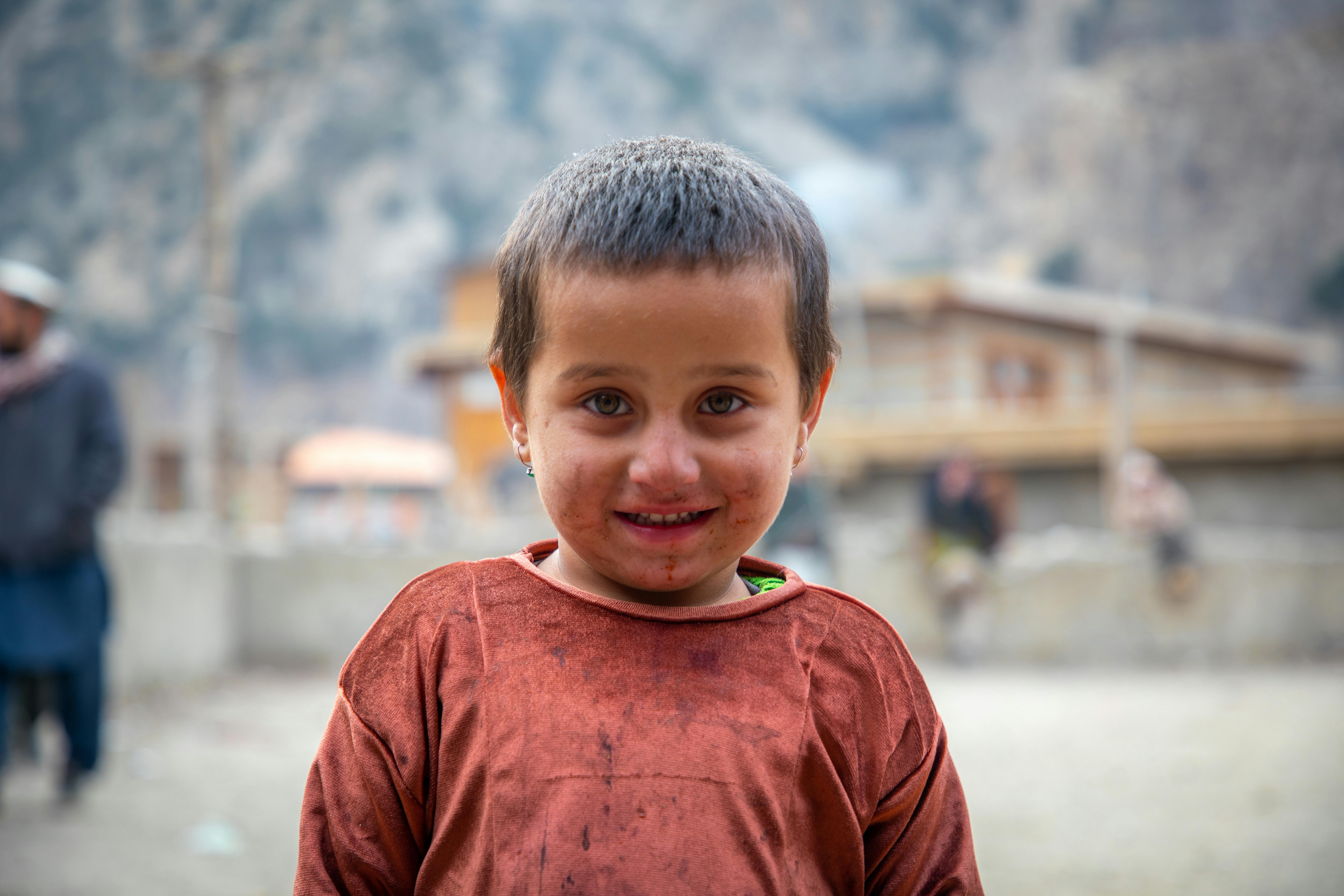 Bambino 11 anni Aghanistan. sorriso fotografia ritratto ragazzo bambino maschio