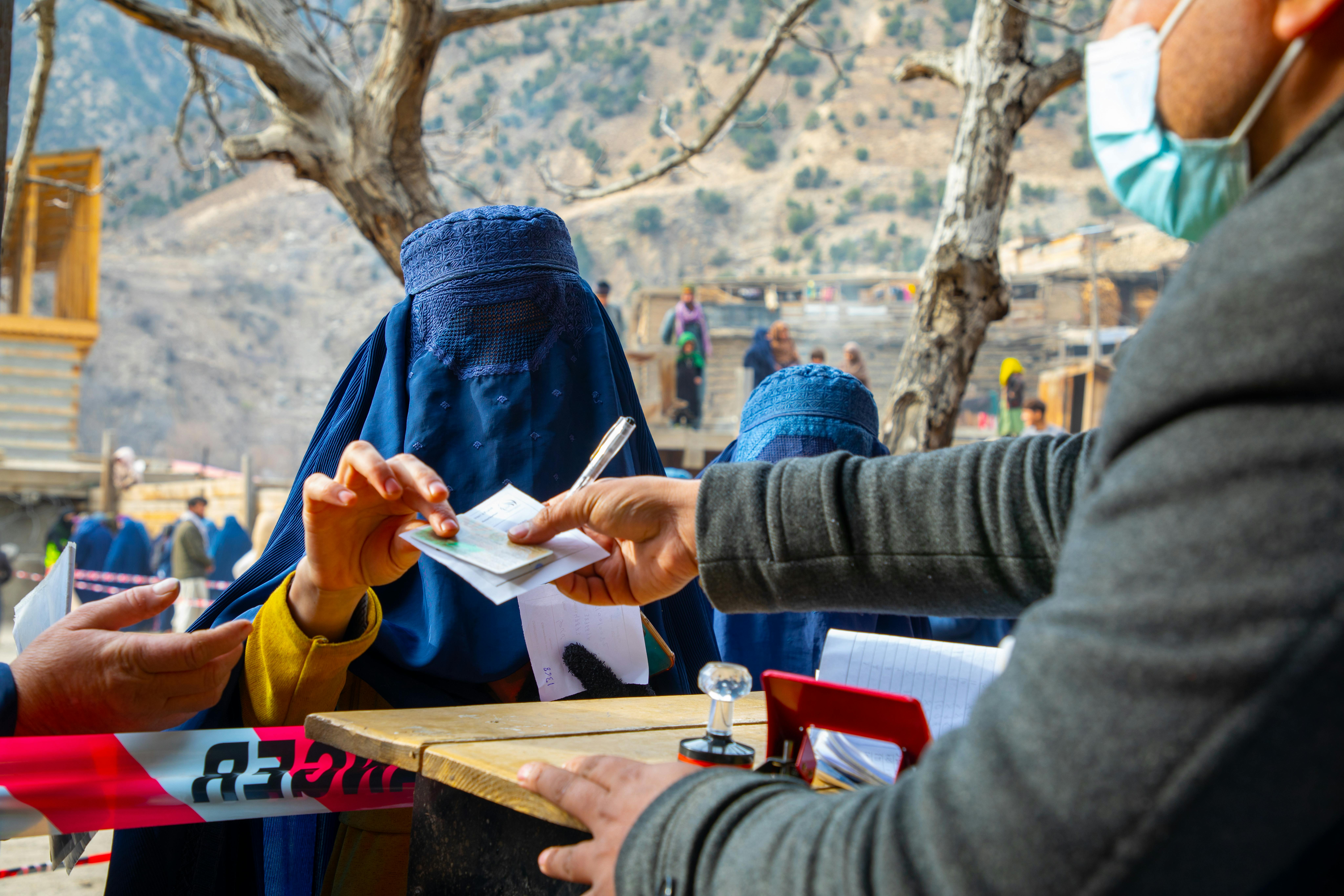 Hafia, 21 anni, della provincia di Nooristan, è una delle beneficiarie del programma di assistenza in denaro dell'UNICEF. La sua famiglia è composta da sette persone e quando suo padre è venuto a mancare la situazione è peggiorata