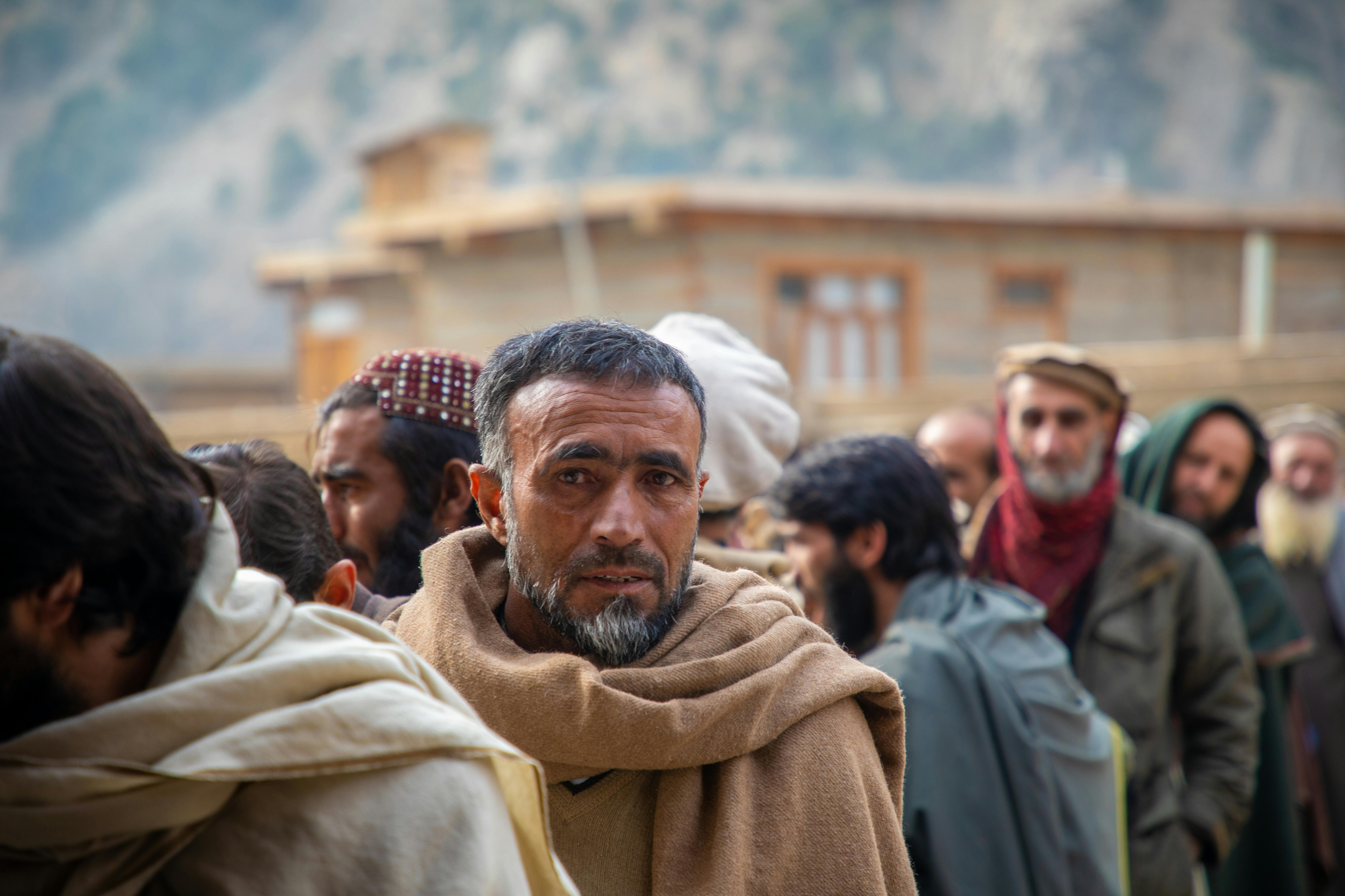 Noorullah Mazloom, 46 anni, è in fila per ricevere assistenza in denaro nel villaggio di Sharqi, in Afghanistan. Ha otto figli e in famiglia sono in dieci in totale, utilizzerà i soldi per comprare vestiti caldi per l'inverno