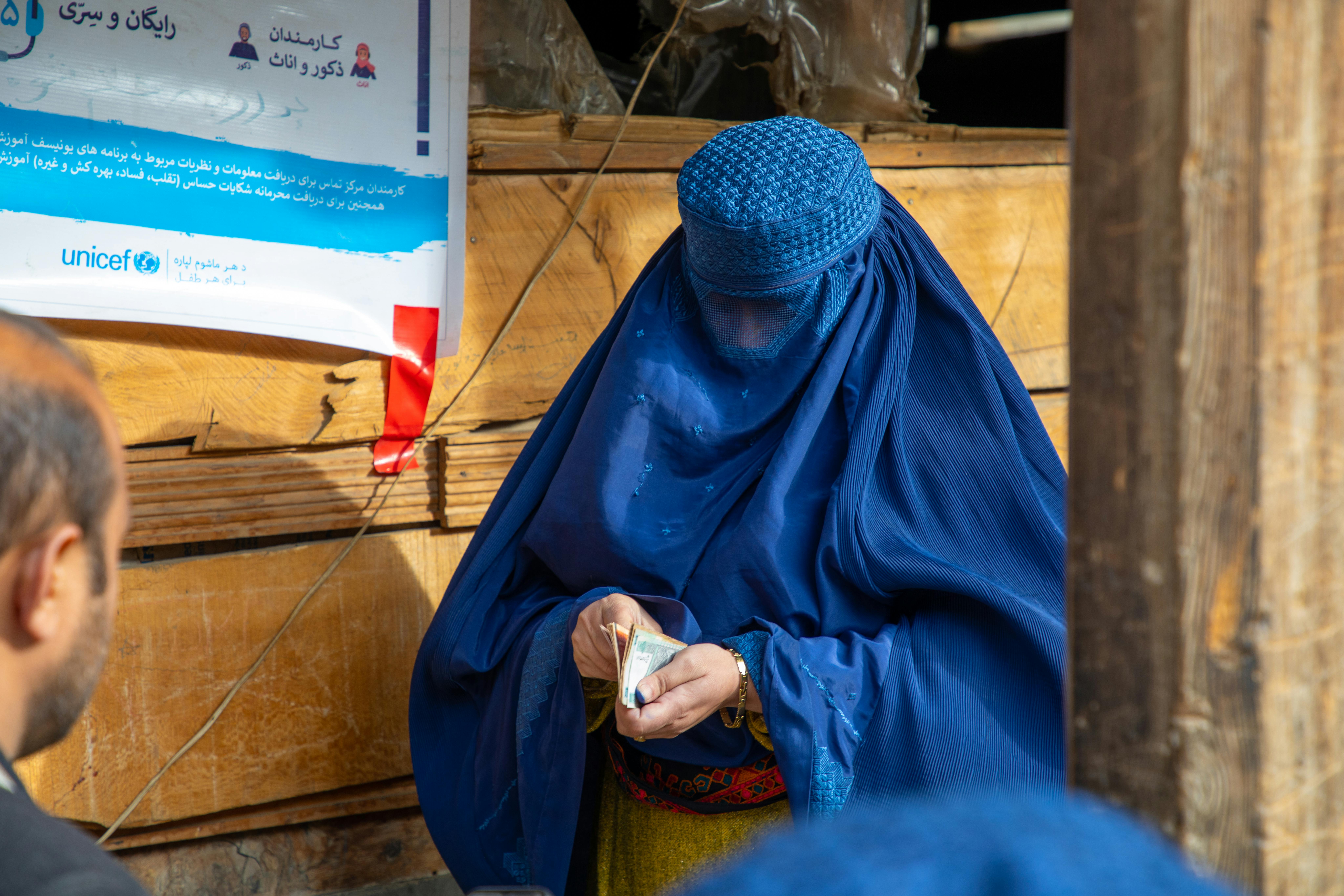 Zulaykha sta ricevendo assistenza in denaro nel villaggio di Sharqi, distretto di Bargimatal, provincia di Nuristan, Afghanistan.