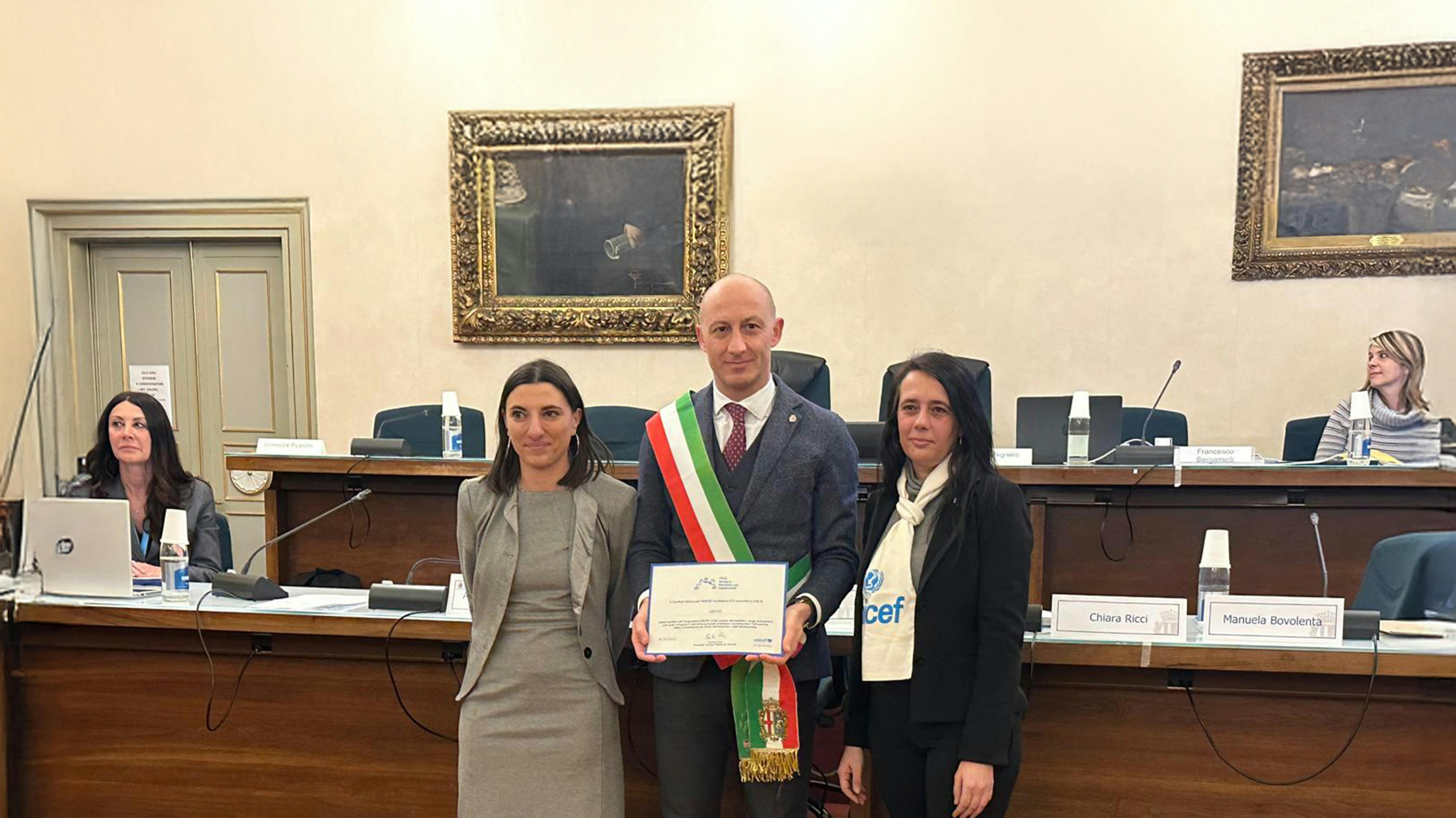 Da sinistra  l'Assessore Alessandra Durante, al centro il Sindaco Mauro Gattinoni a destra Manuela Bovolenta Presidente del Comitato Regionale UNICEF Lombardia