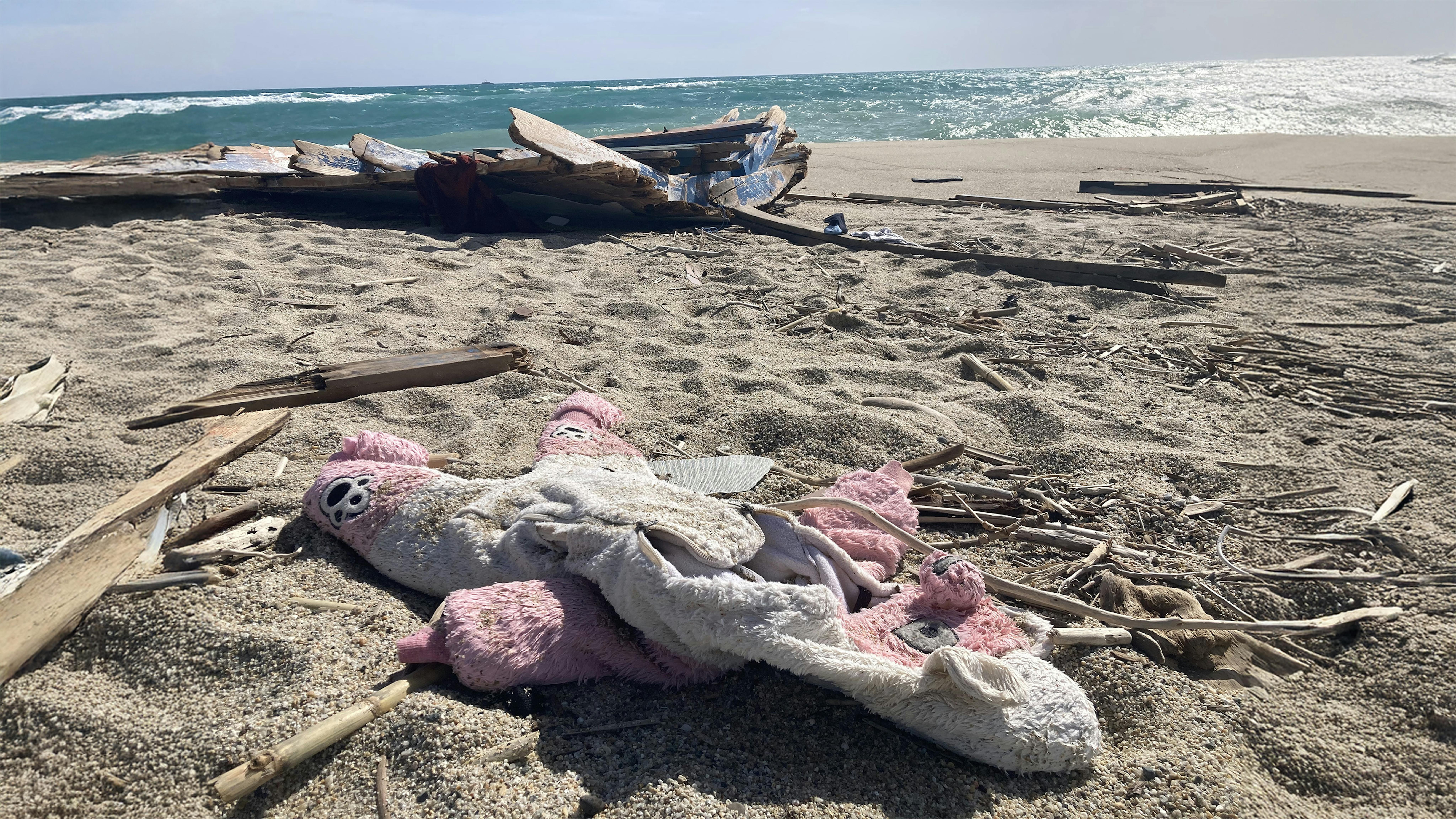 I resti della barca che trasportava i migranti sulla spiaggia di Cutro