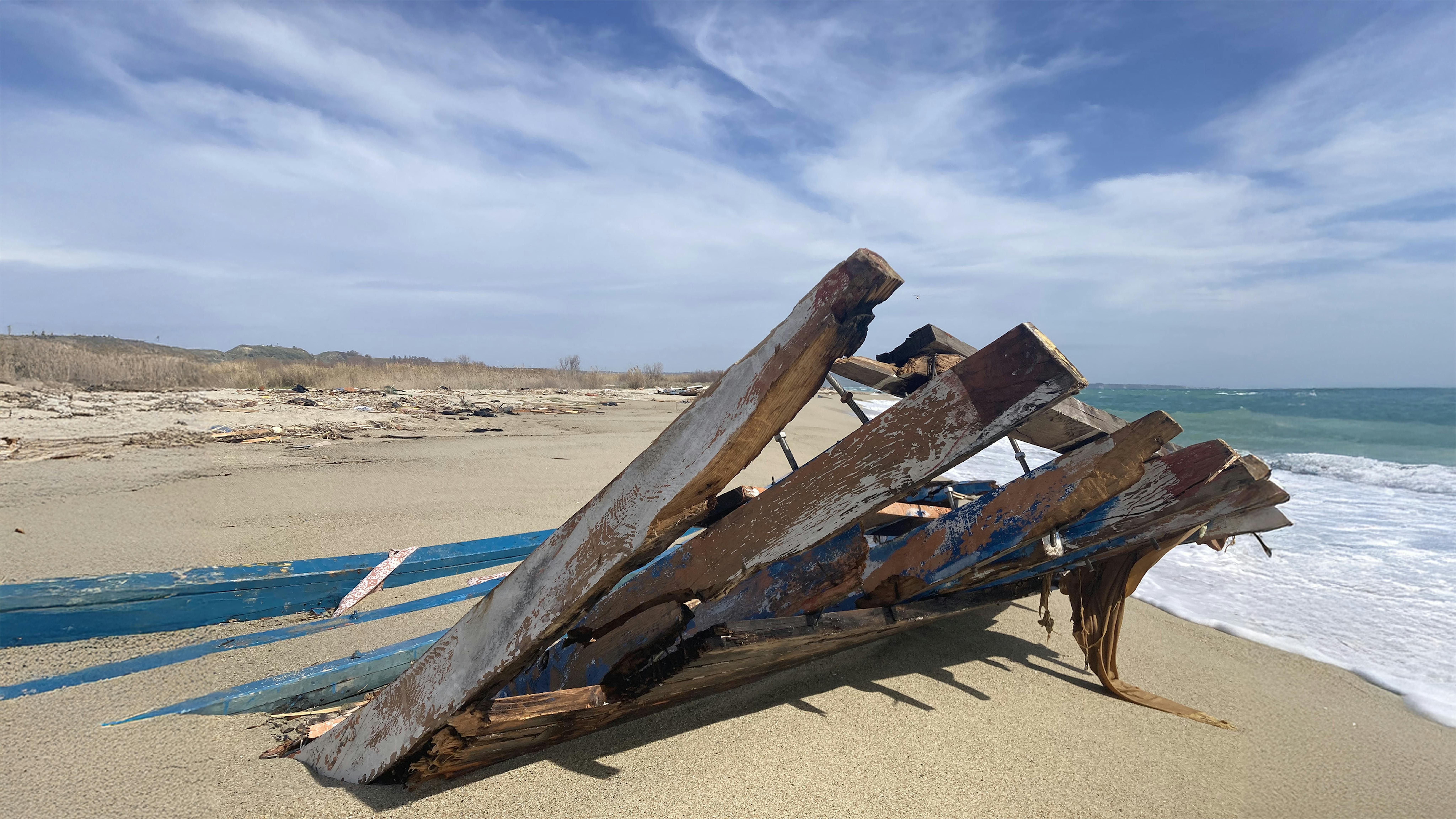 I resti della barca che trasportava i migranti sulla spiaggia di Cutro