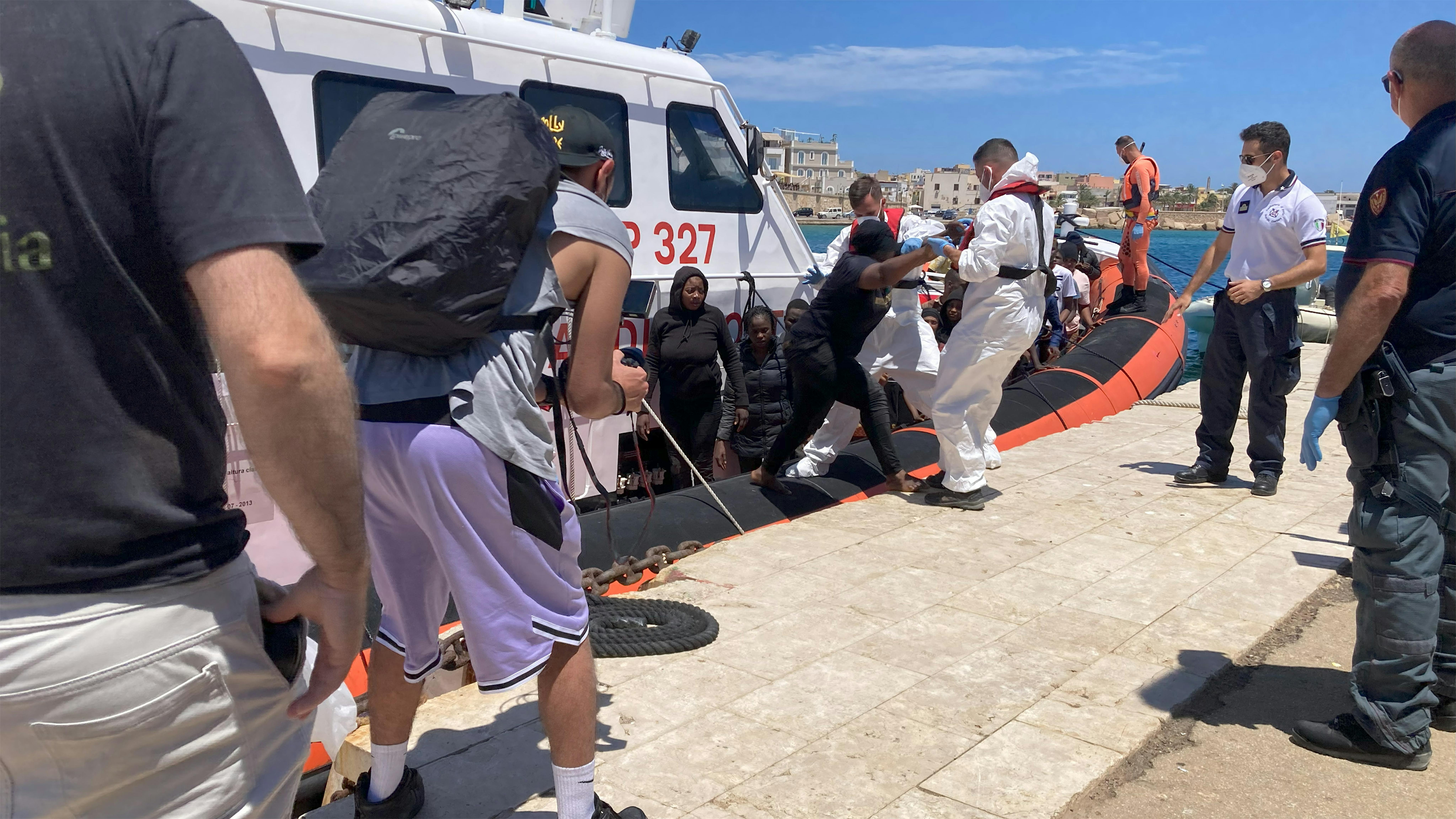 Migranti sbarcano dalla motovedetta della Guardia Costiera