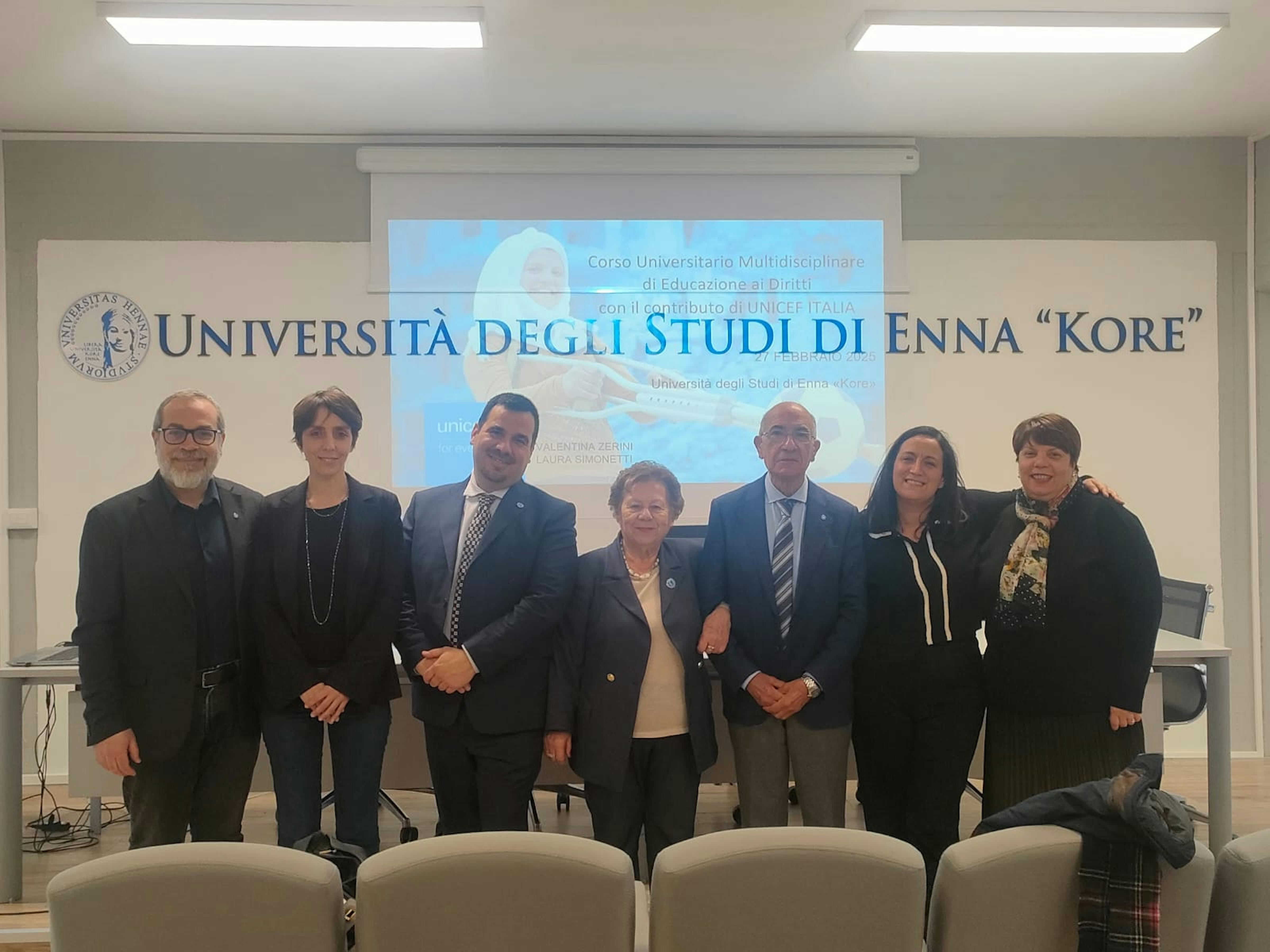 Fodi gruppo con al centro la Presidente dell UNICEF Italia Carmela Pace durante l'inaugurazione del cumed di Enna Kore
