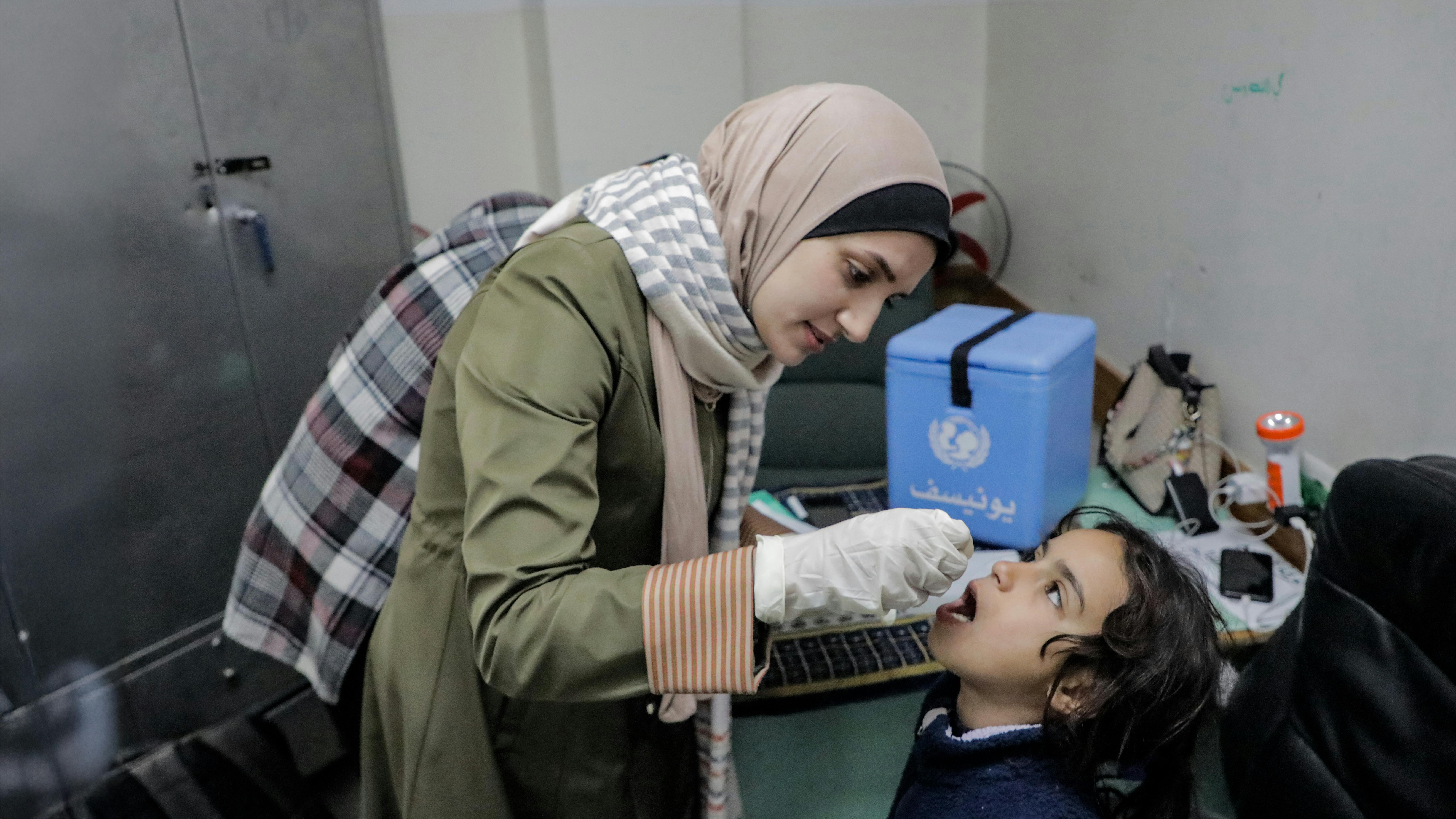 Stato di Palestina I bambini stanno ricevendo i vaccini antipolio a Jabalia, a nord della Striscia di Gaza, come parte della campagna di vaccinazione che dovrebbe durare nei prossimi giorni