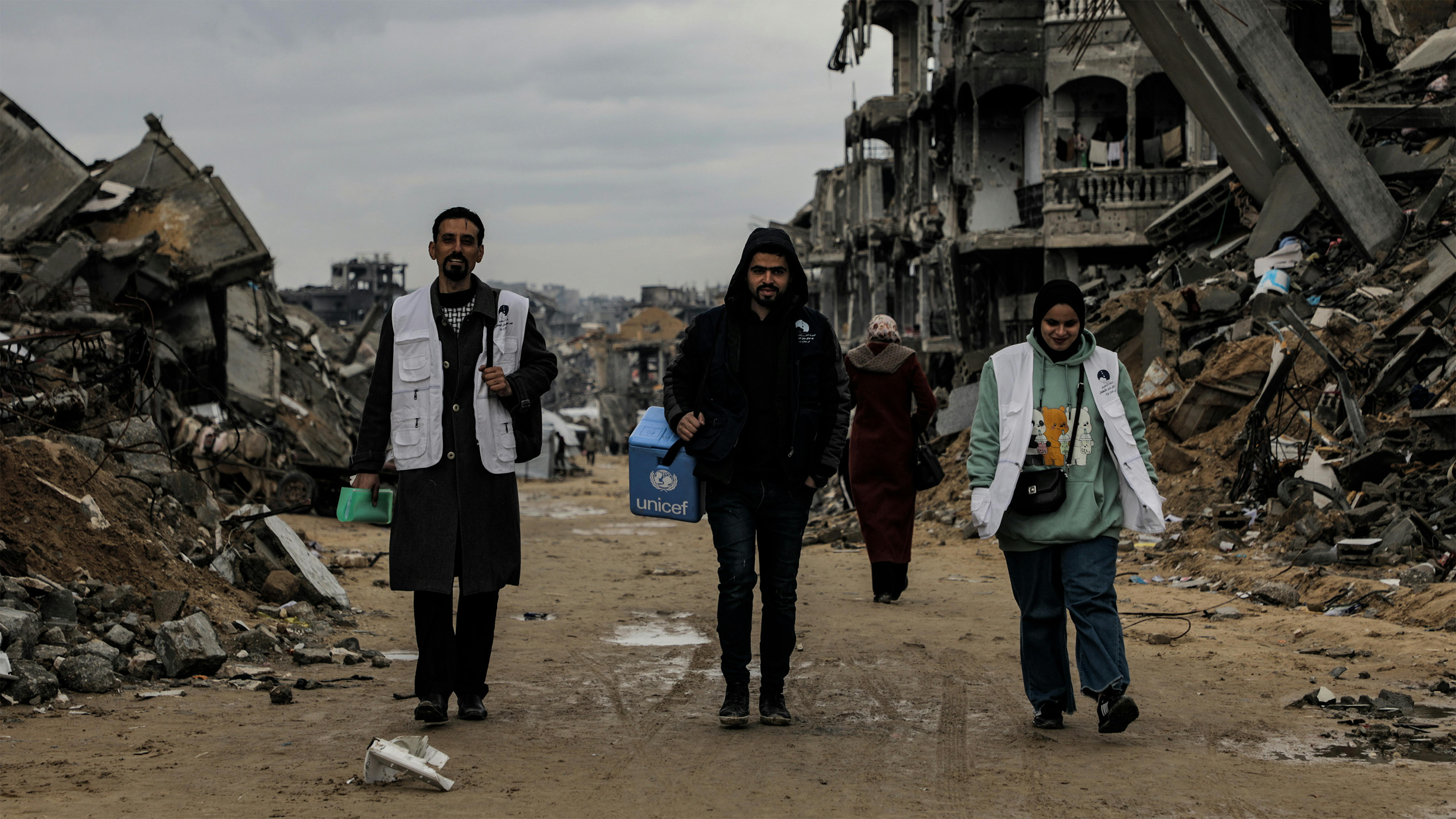 I bambini stanno ricevendo vaccini antipolio a Jabalia, a nord della Striscia di Gaza, come parte della campagna di vaccinazione che dovrebbe durare nei prossimi giorni. I recenti rilevamenti di poliovirus nelle acque reflue indicano una trasmissione in corso e sottolineano l'urgenza di colmare le lacune immunitarie.
