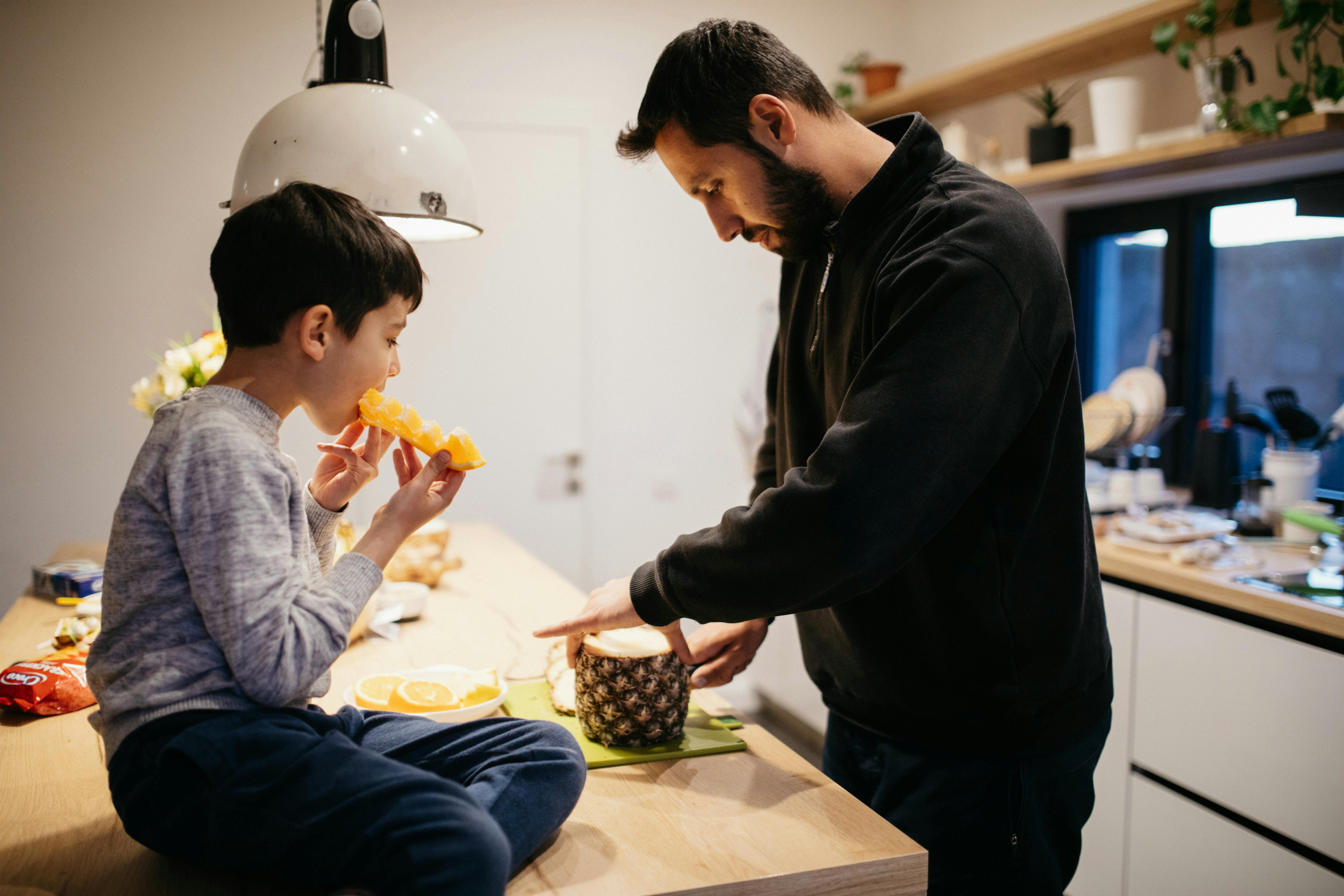 Danny e suo padre stanno preparando insieme una macedonia. 20 marzo 2020, Yerevan, Armenia