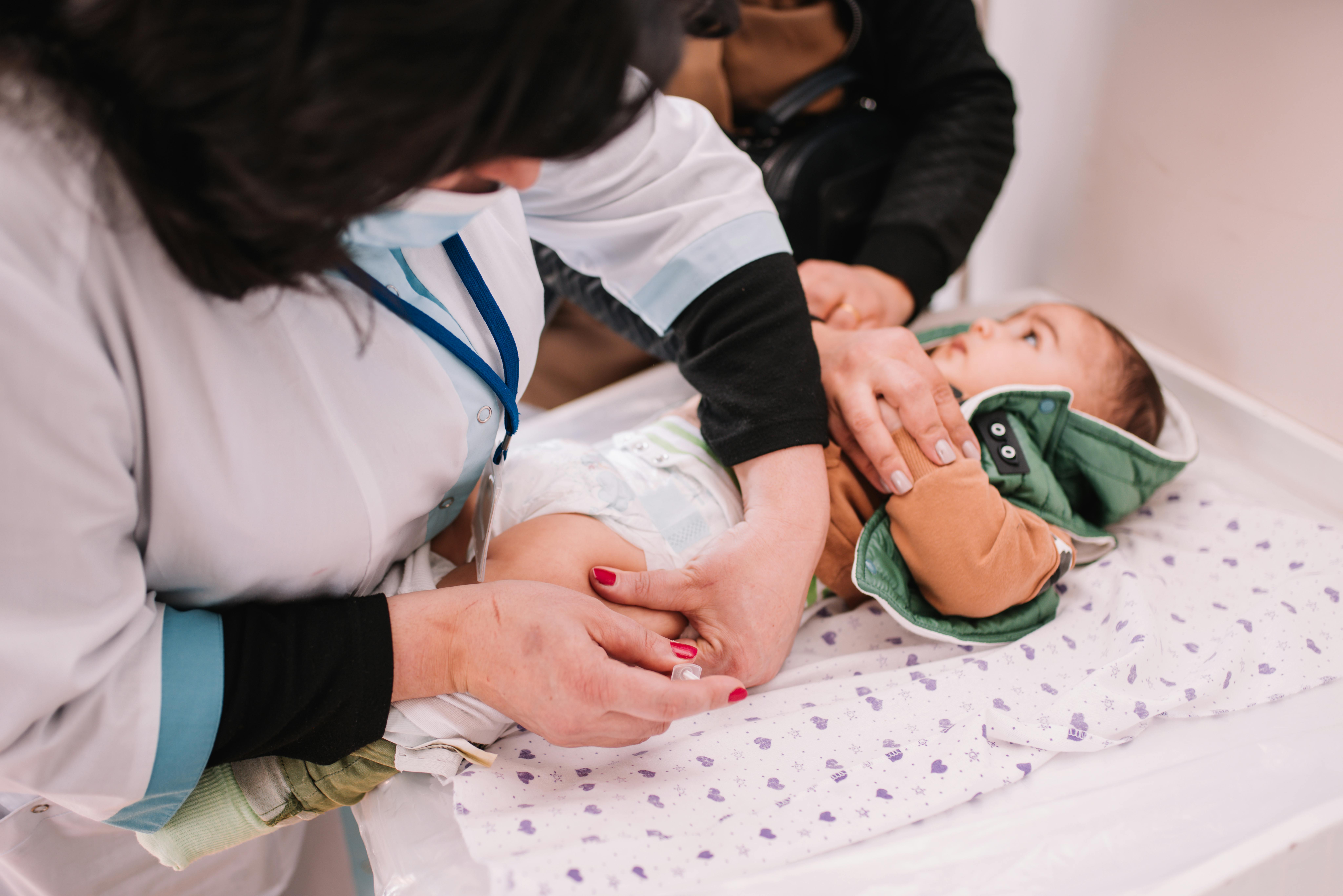 Questo bambino sta ricevendo la vaccinazione di routine presso il Policlinico Vanadzor supportato dall'UNICEF in Armenia.