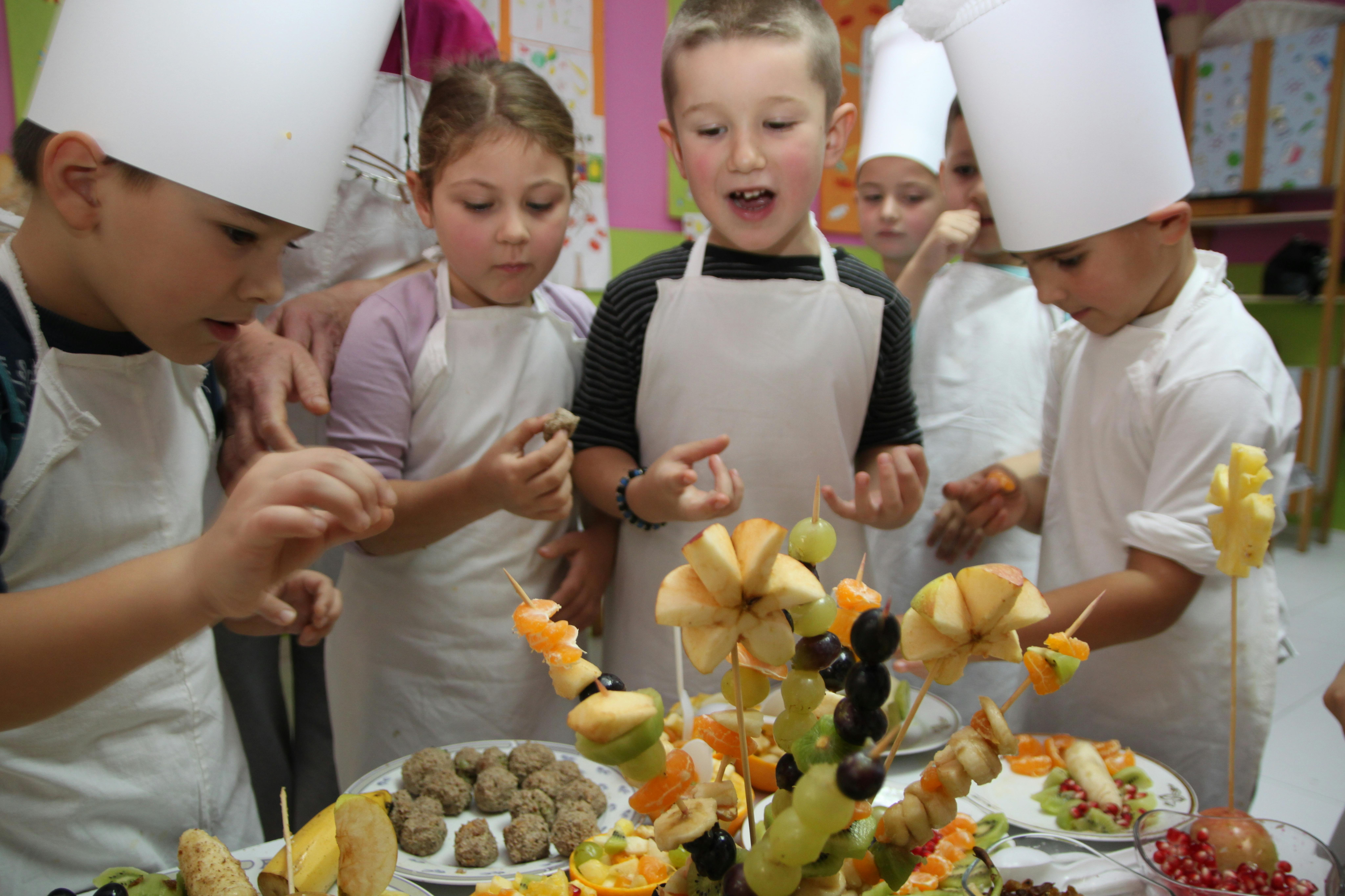 Nell'ambito del programma di educazione aliminatare supportato dall'UNICEF, questi bambini hanno avuto la possibilità di imparare la differenza tra cibo sano e malsano. Siamo in Bosnia Erzegovina